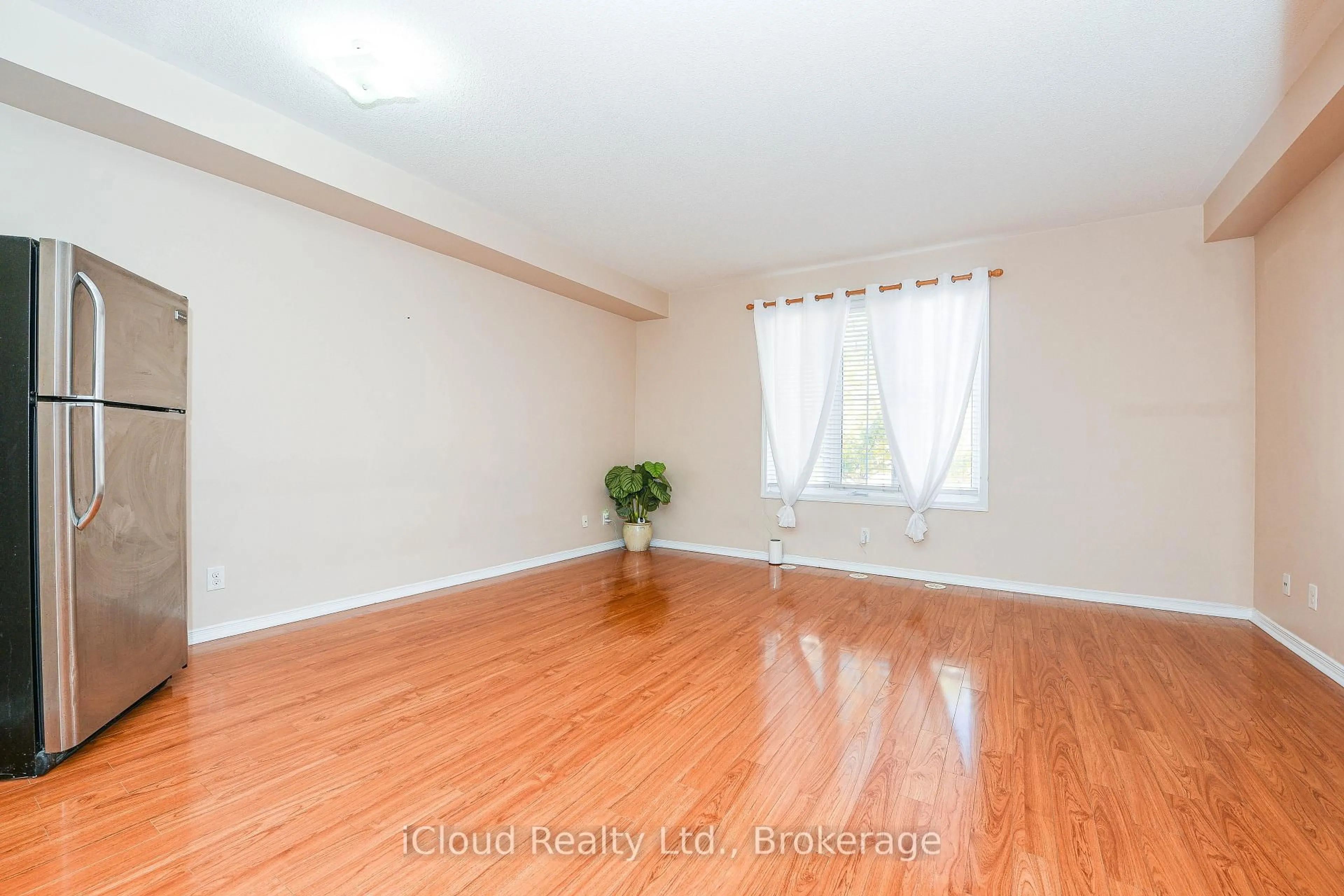 A pic of a room for 103 Cedar Lake Cres, Brampton Ontario L6Y 0R1