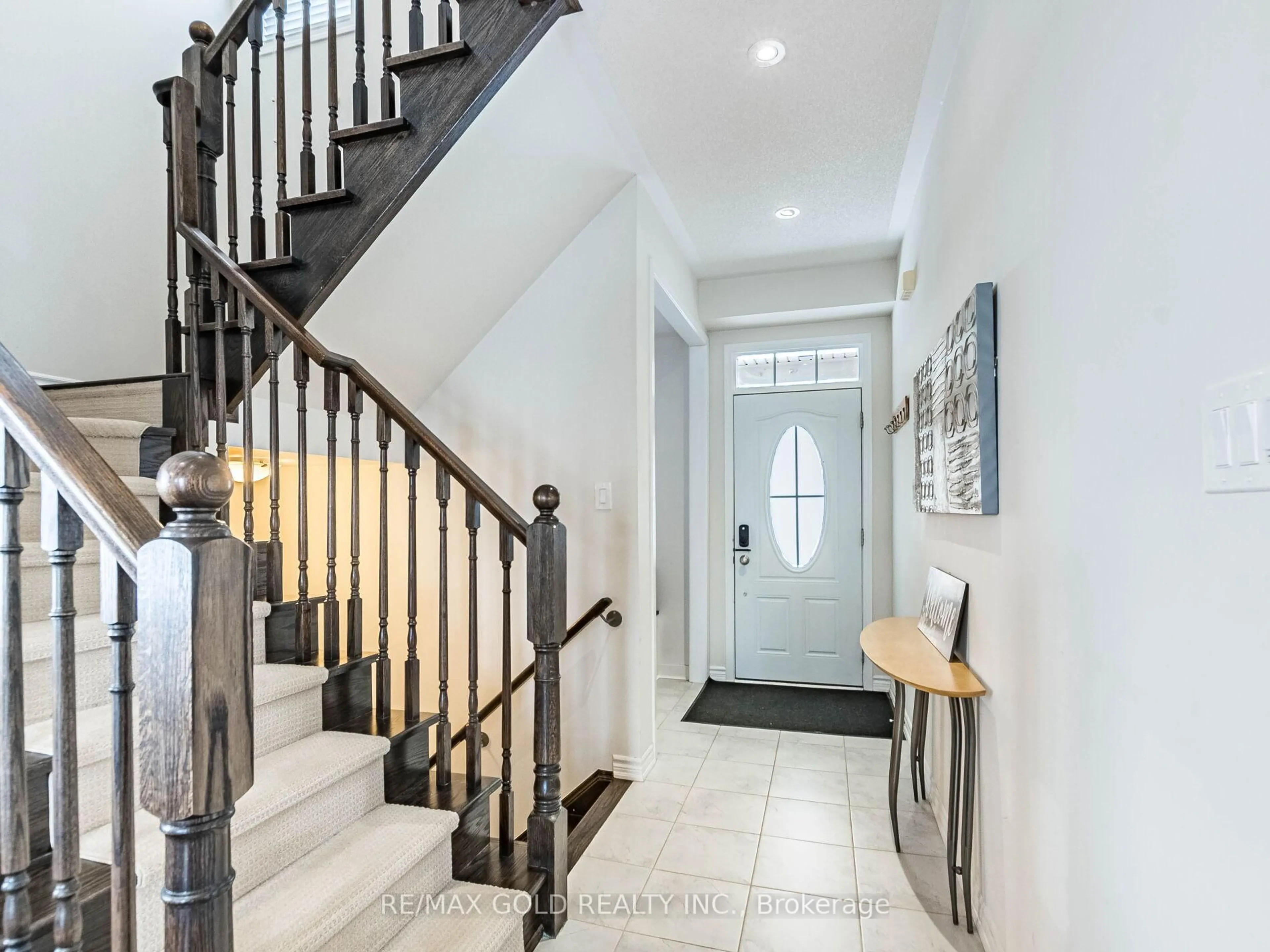 Indoor entryway for 9 Polstar Rd, Brampton Ontario L7A 4H1