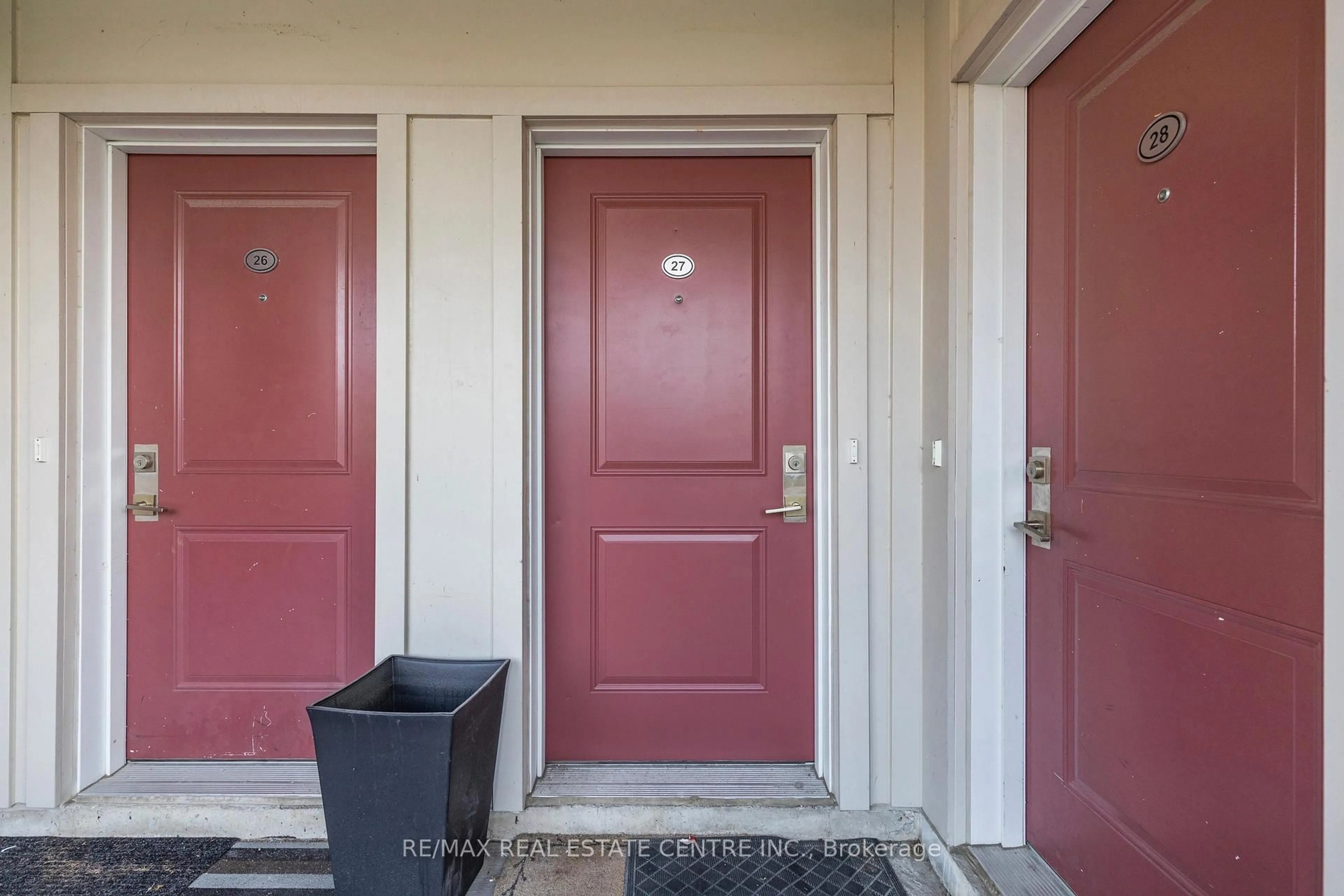 Indoor entryway for 100 Long Branch Ave #27, Toronto Ontario M8W 1N6