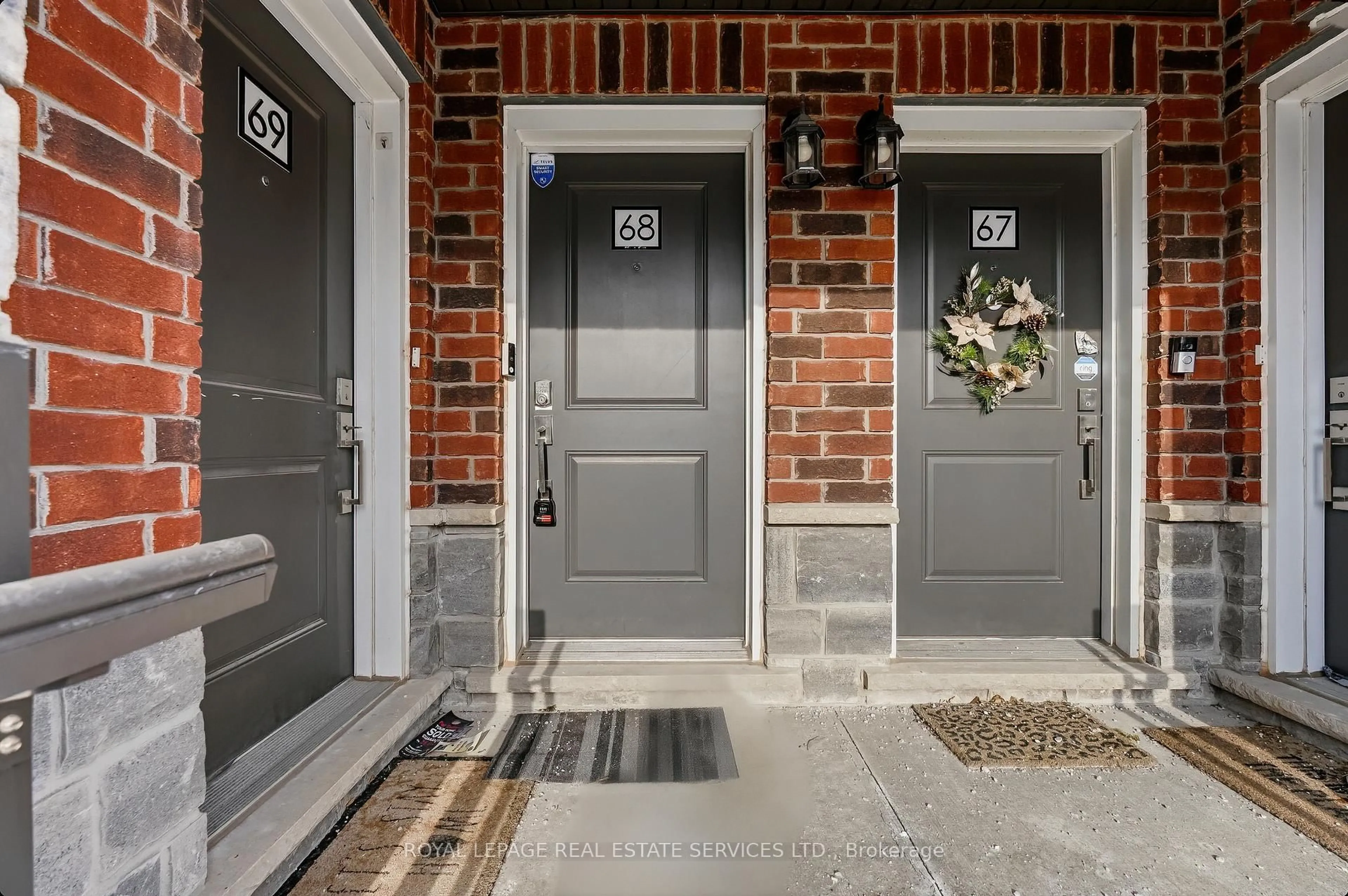 Indoor entryway for 445 Ontario St #68, Milton Ontario L9T 9K4
