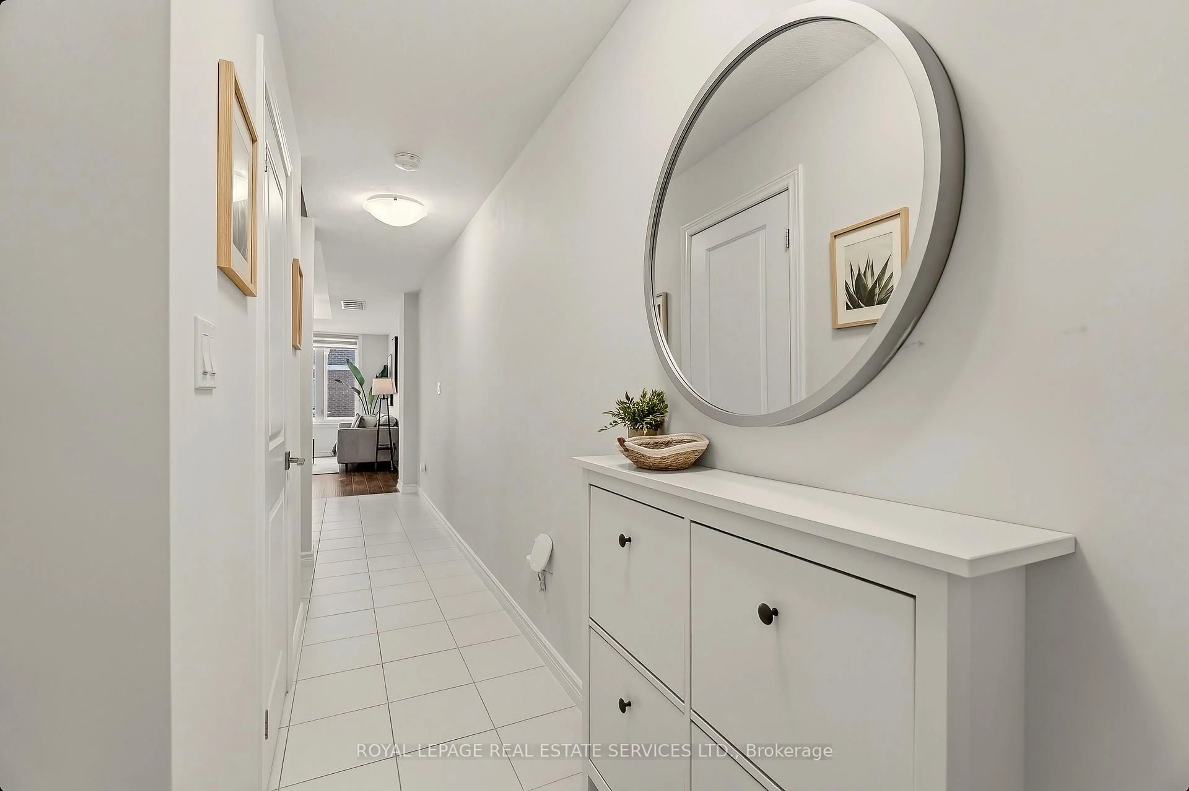 Indoor entryway for 445 Ontario St #68, Milton Ontario L9T 9K4