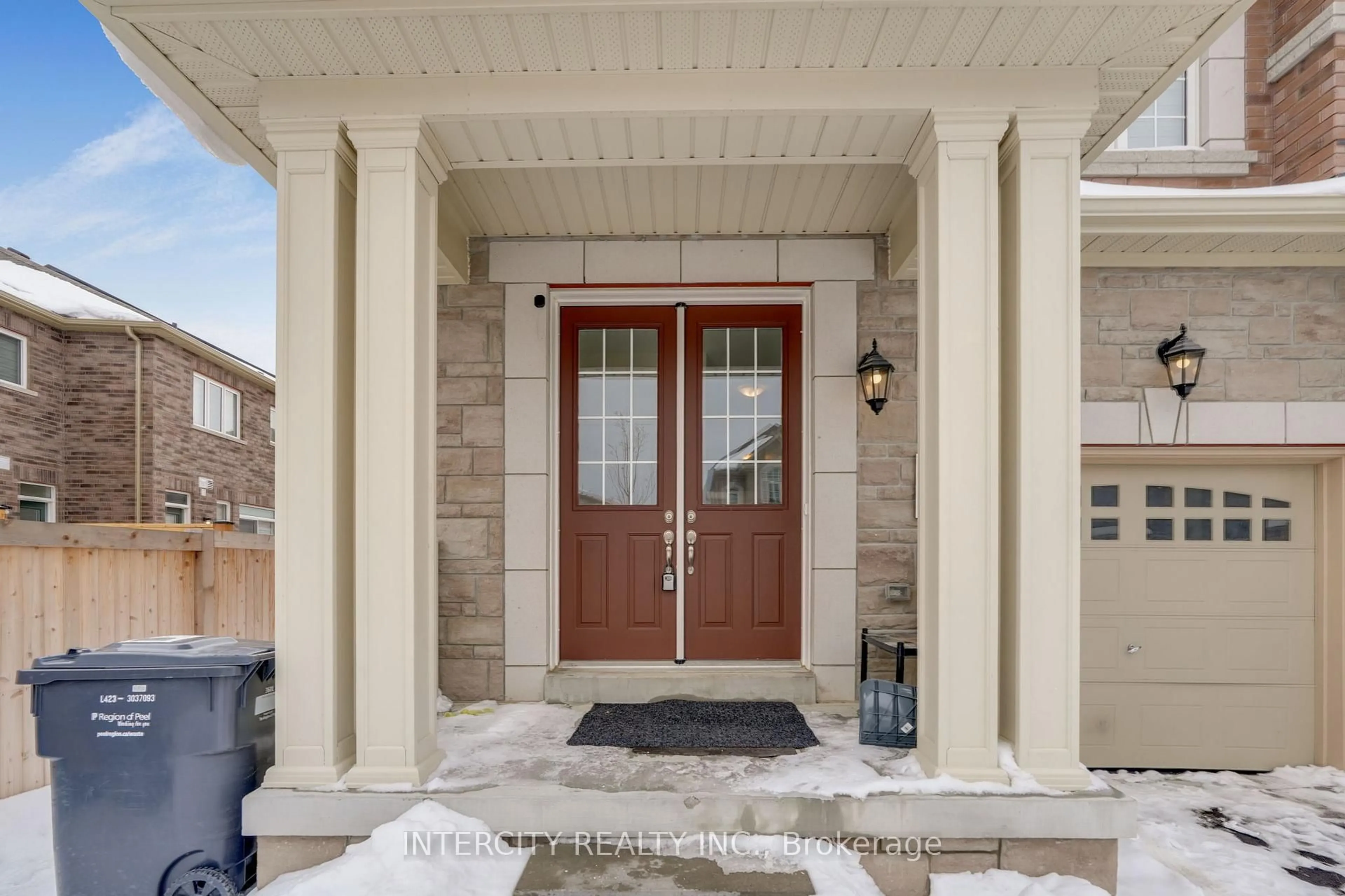 Indoor entryway for 4 Gosset Rd, Brampton Ontario L6A 5J9