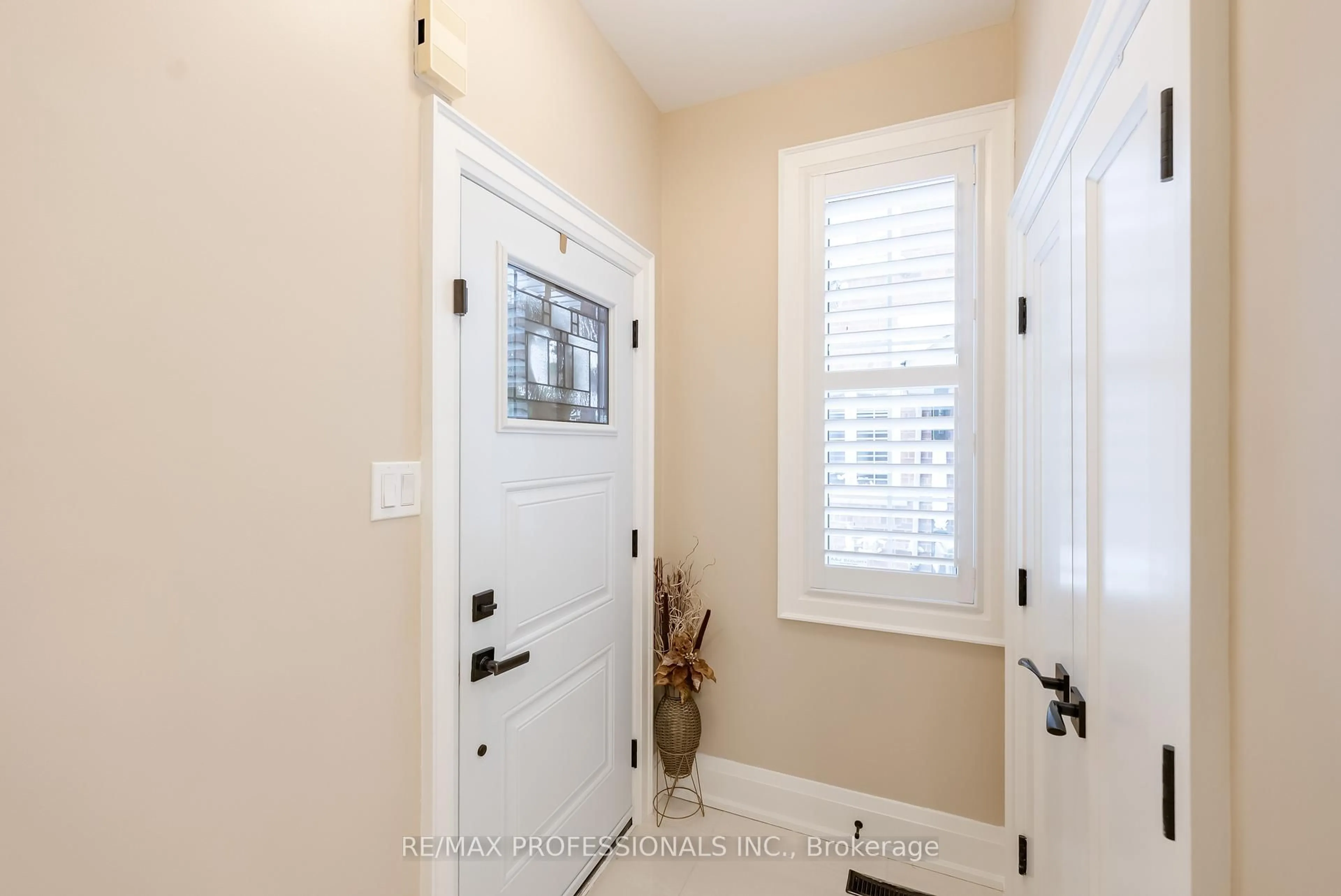 Indoor entryway for 99 Desert Sand Dr, Brampton Ontario L6R 1V7