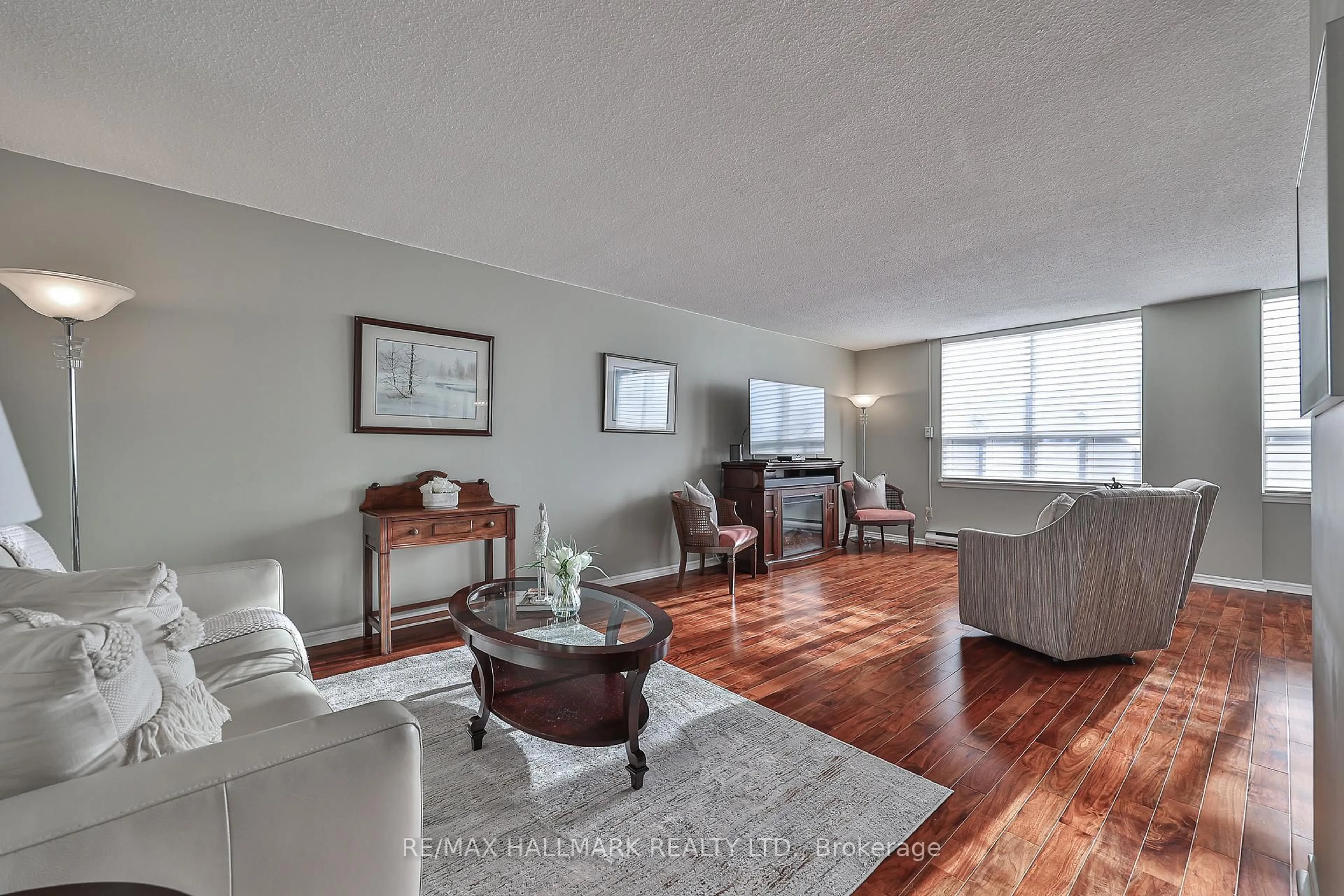 Living room with furniture, wood/laminate floor for 58 Church St #402, Brampton Ontario L6V 4A8