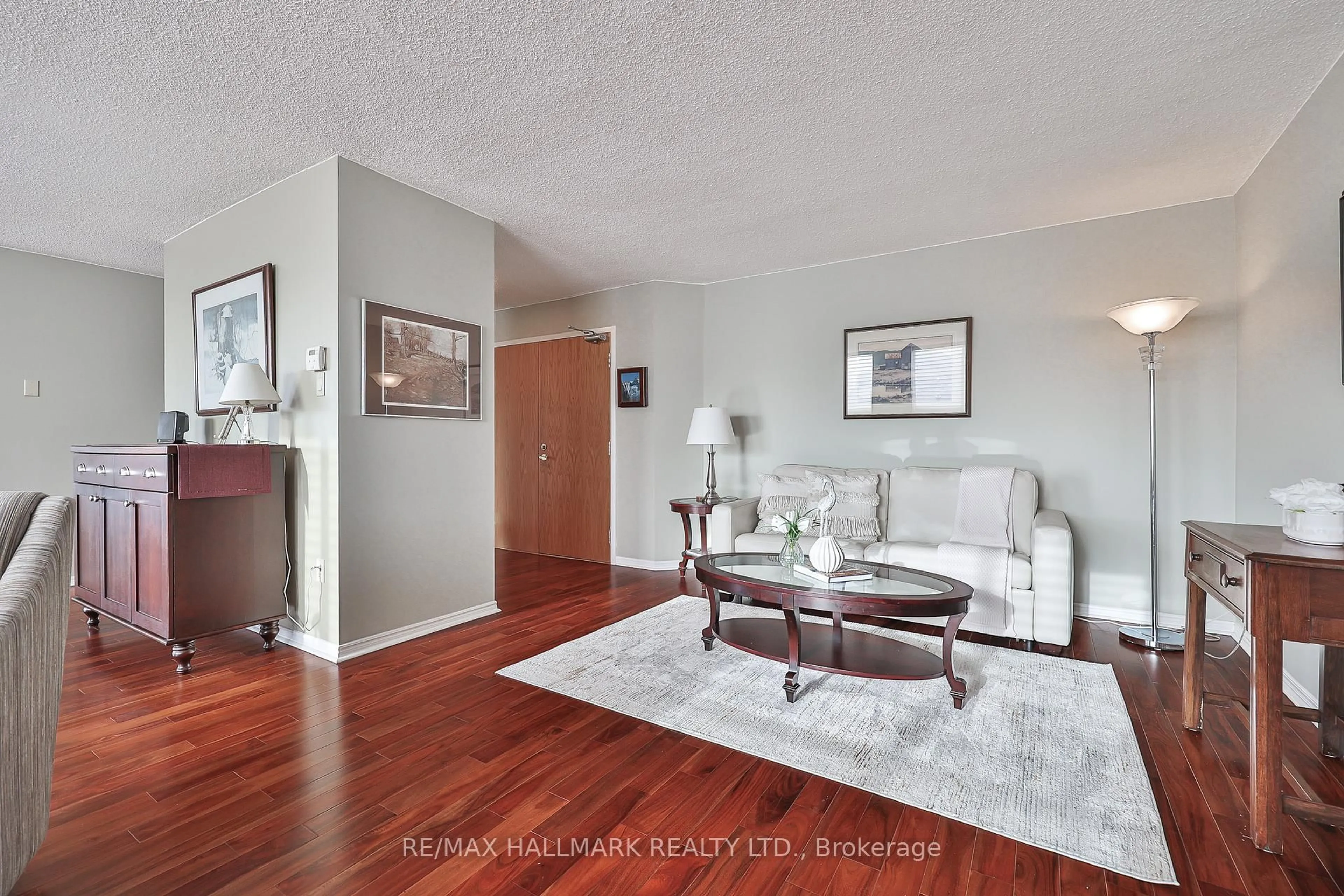 Living room with furniture, wood/laminate floor for 58 Church St #402, Brampton Ontario L6V 4A8