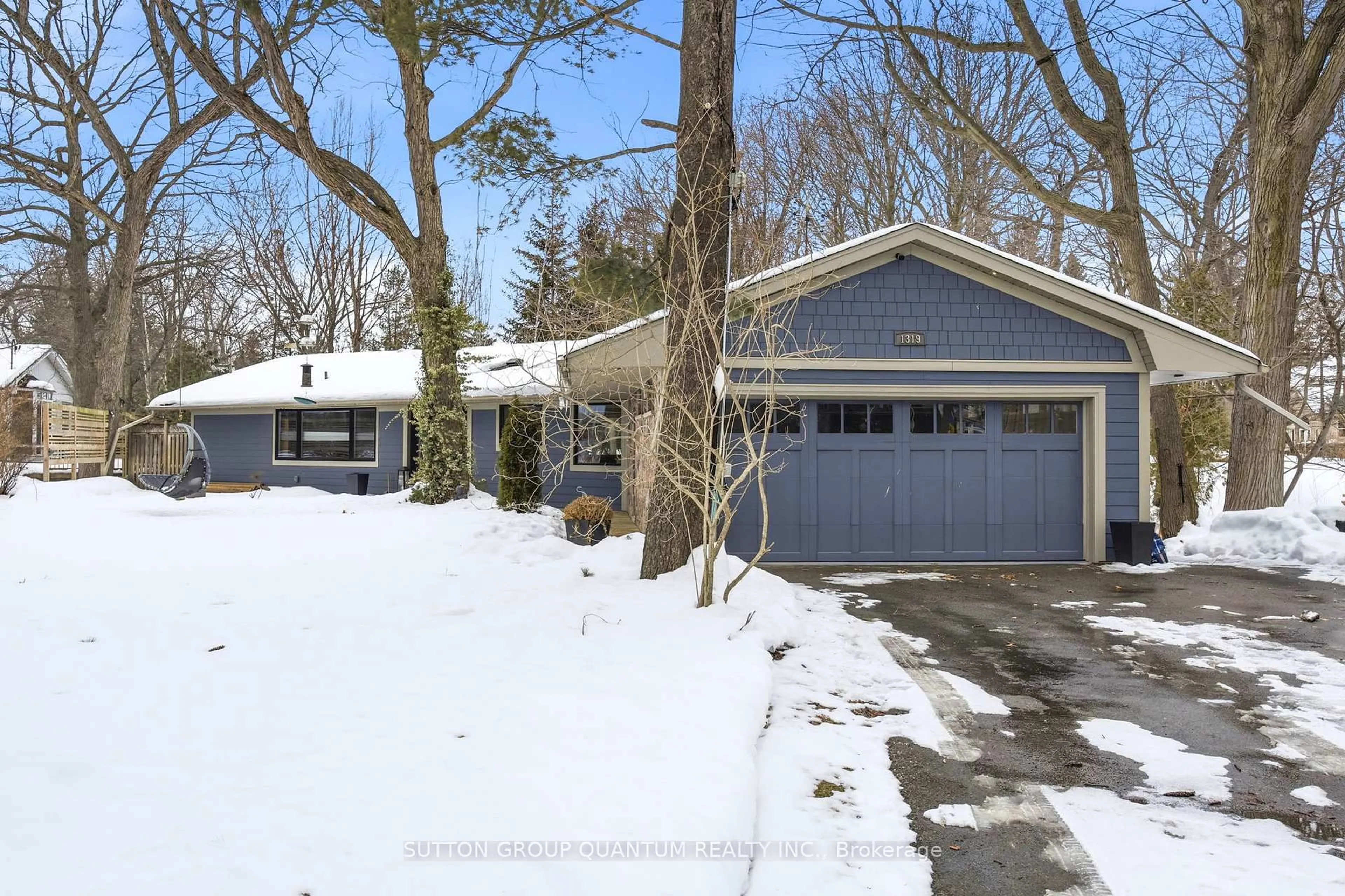 A pic from outside/outdoor area/front of a property/back of a property/a pic from drone, street for 1319 South Aldo Dr, Mississauga Ontario L5H 3E7
