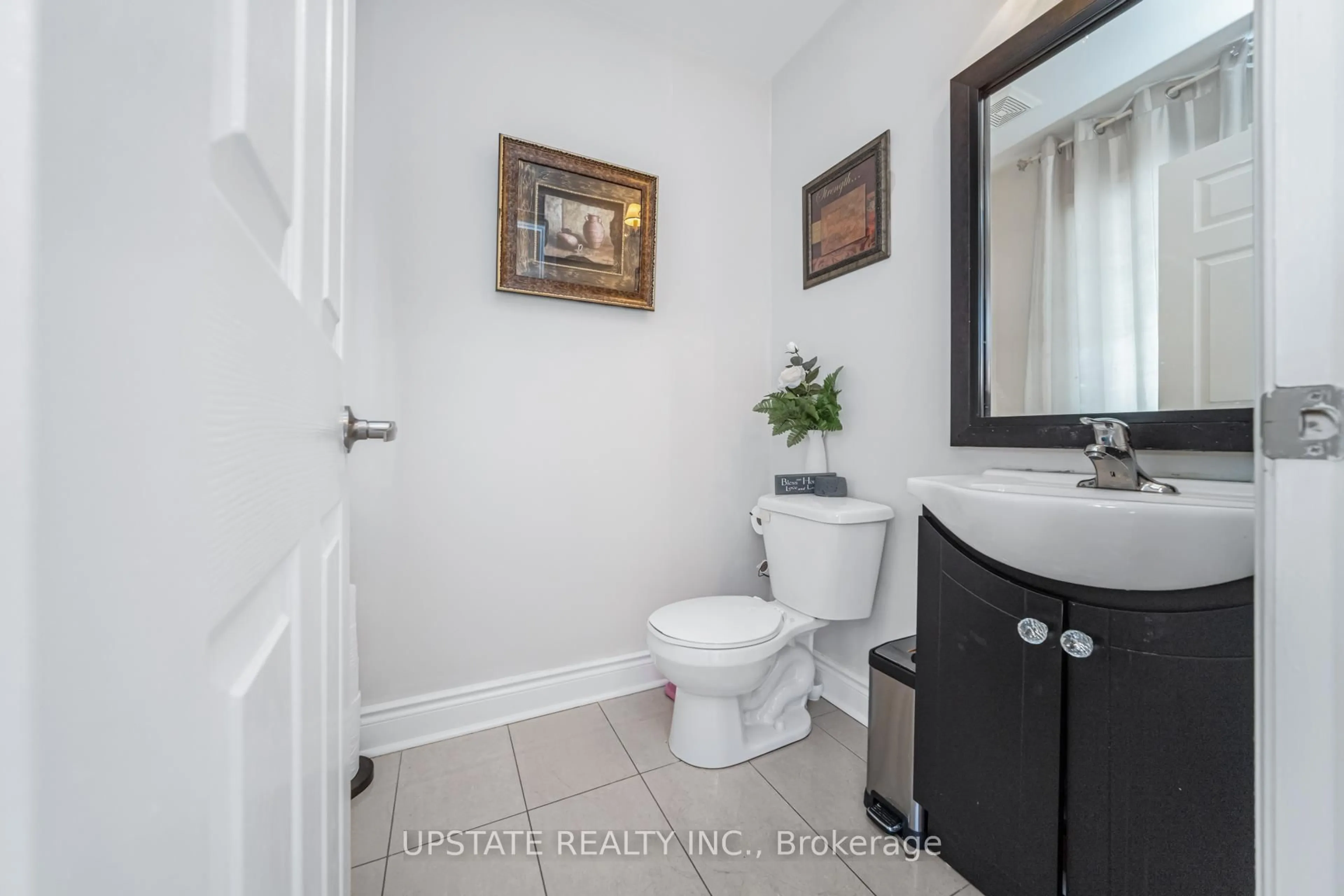 Standard bathroom, ceramic/tile floor for 5 Dillon Dr, Brampton Ontario L6X 3B6