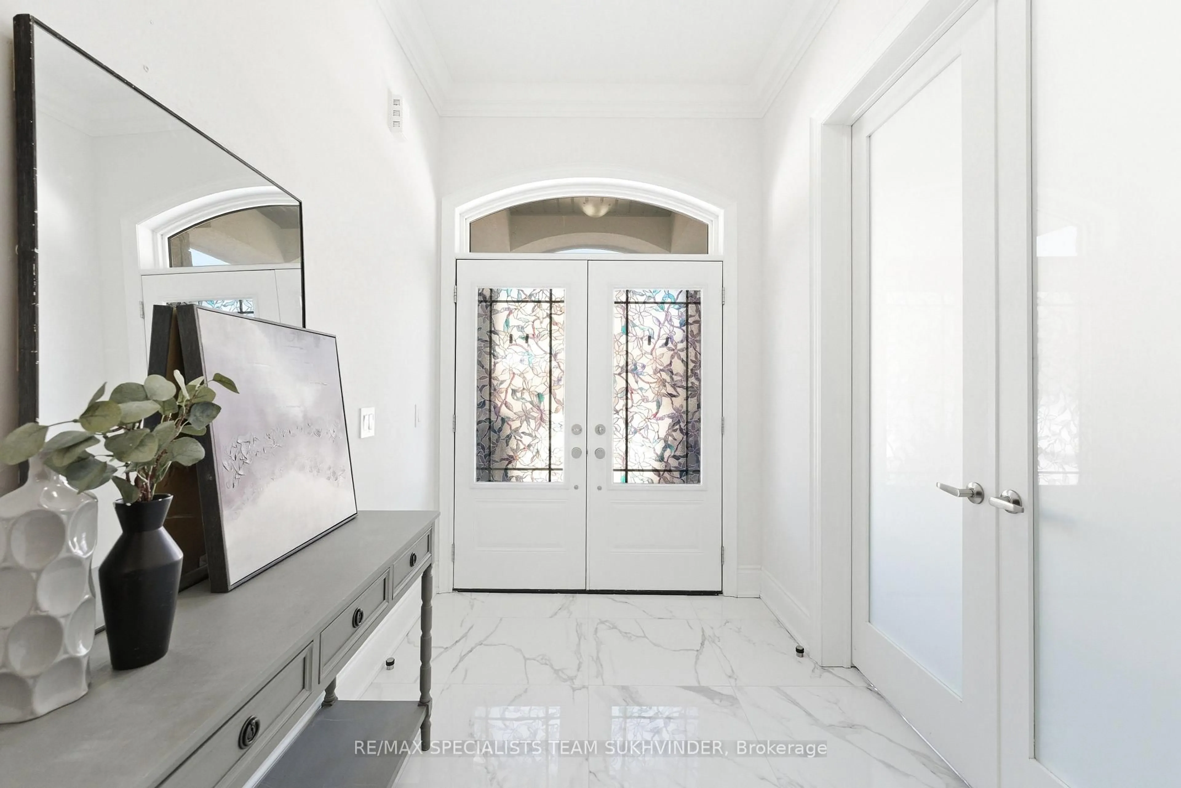 Indoor entryway for 119 Raspberry Ridge Ave, Caledon Ontario L7C 4N2