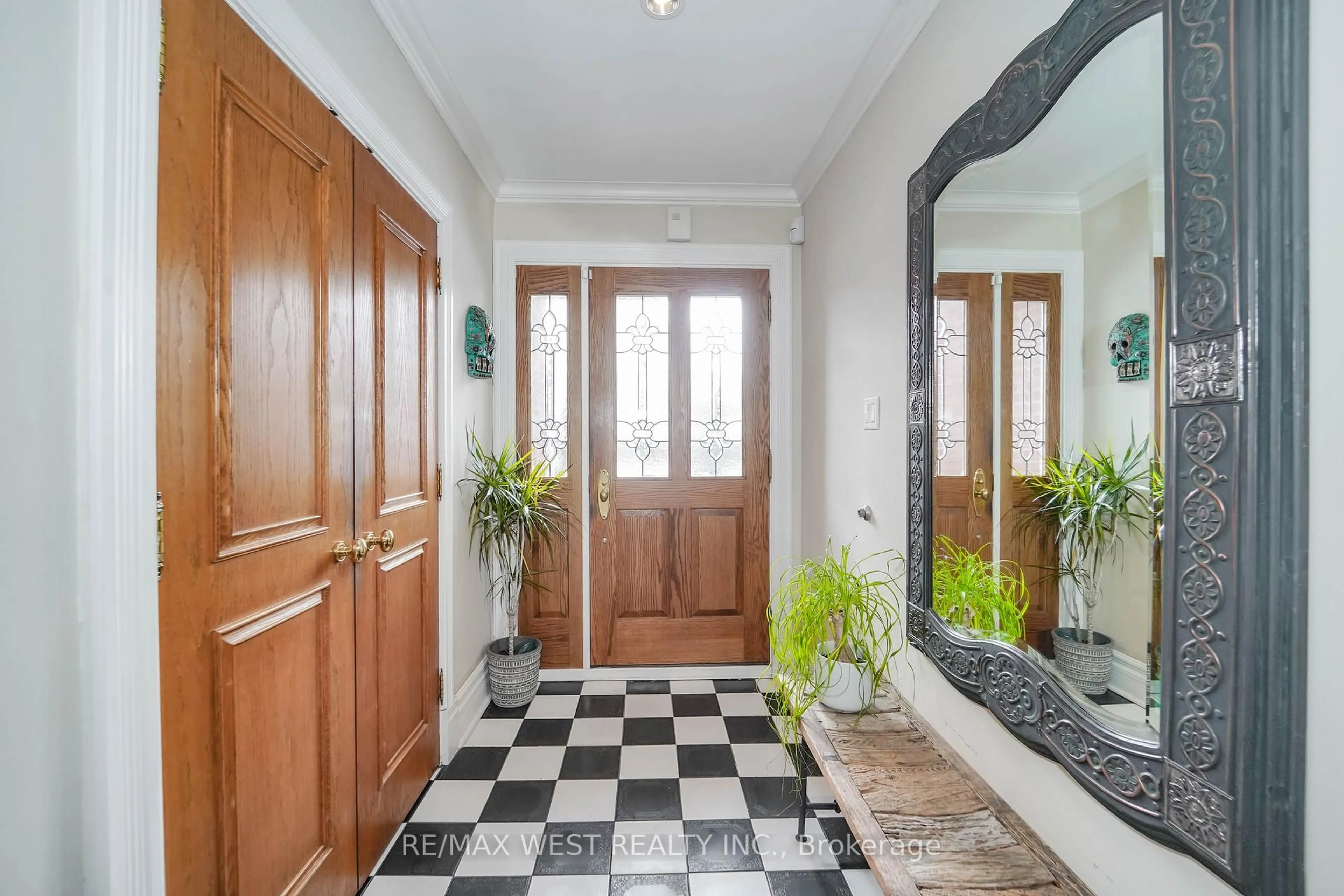 Indoor foyer for 170 Princess Margaret Blvd, Toronto Ontario M9B 2Z6