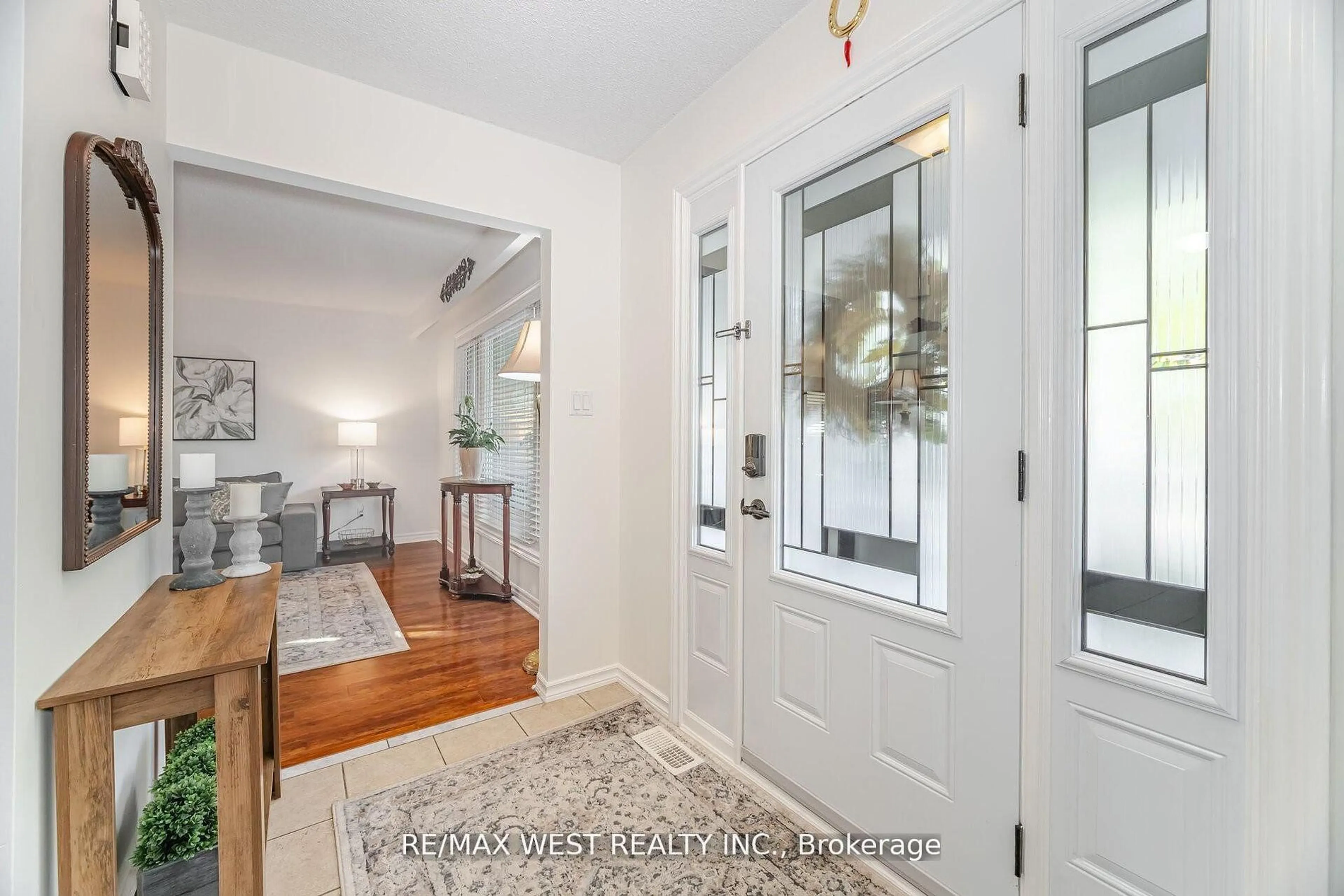 Indoor entryway for 17 Malcolm Cres, Brampton Ontario L6S 3C7