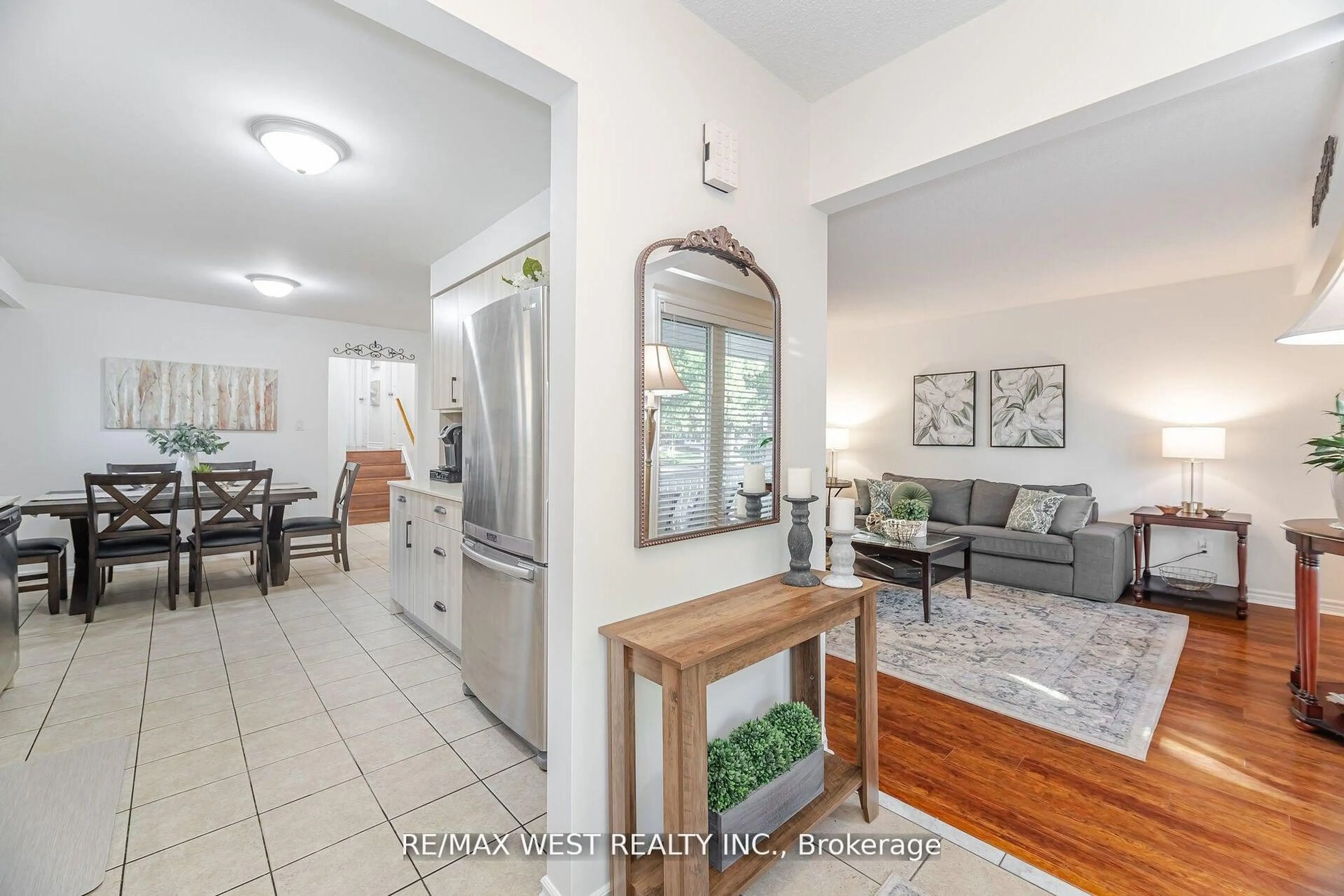 Indoor entryway for 17 Malcolm Cres, Brampton Ontario L6S 3C7