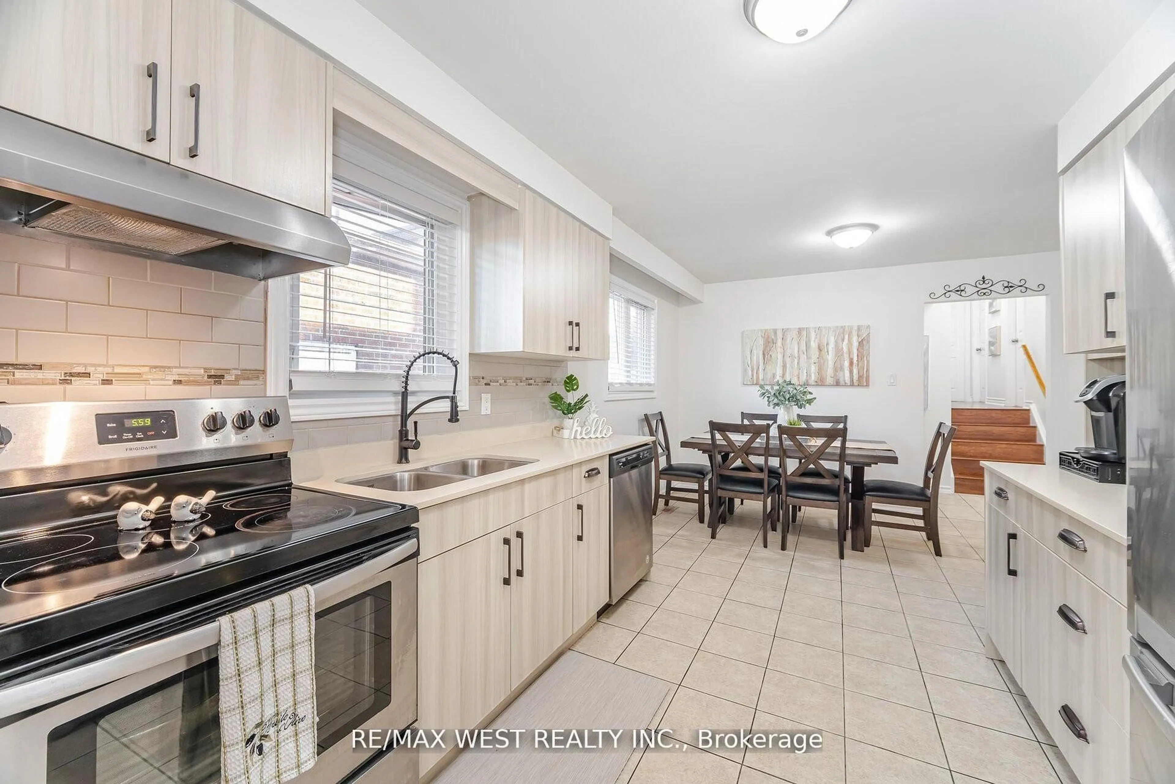 Open concept kitchen, ceramic/tile floor for 17 Malcolm Cres, Brampton Ontario L6S 3C7