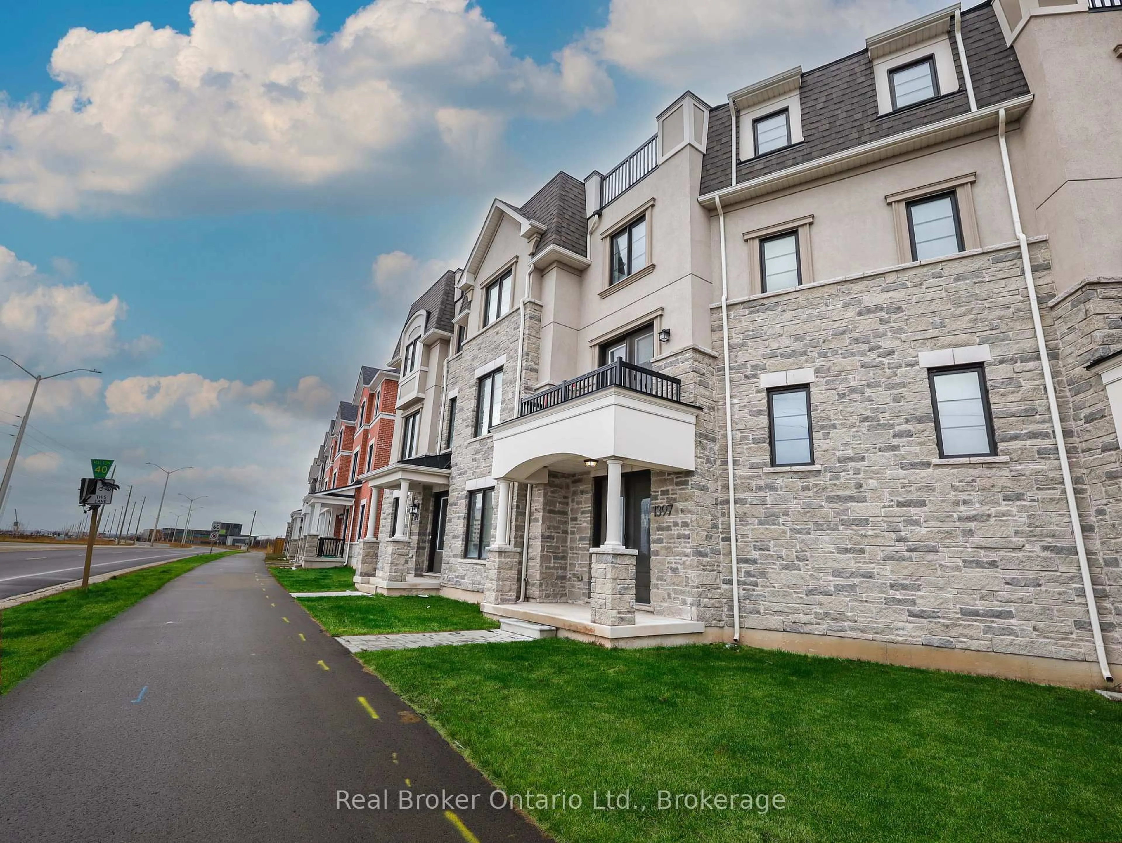 A pic from outside/outdoor area/front of a property/back of a property/a pic from drone, building for 1397 William Halton Pkwy, Oakville Ontario L6M 5N8