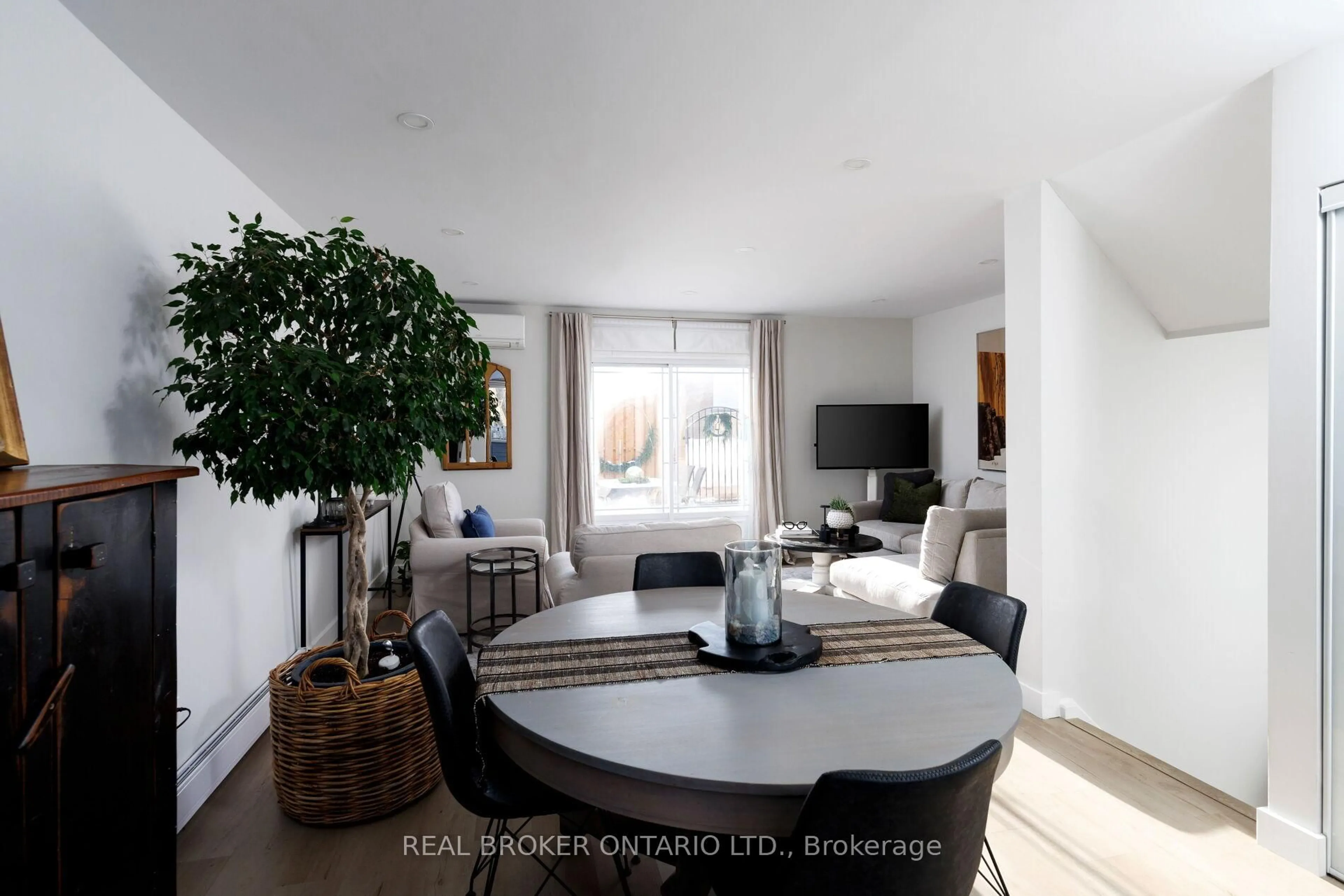 Living room with furniture, unknown for 61 Sarah Lane #23, Oakville Ontario L6L 3V2