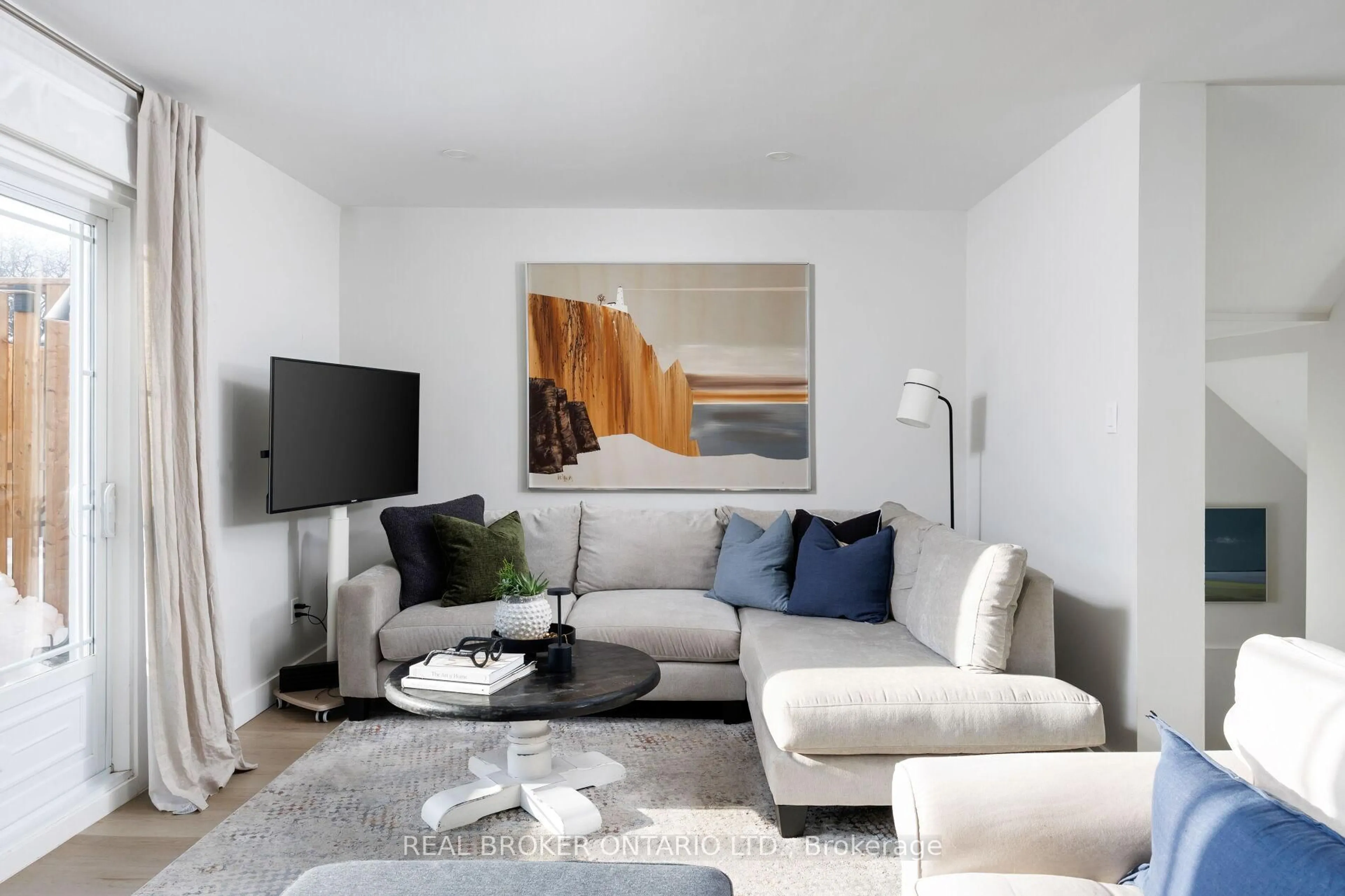 Living room with furniture, unknown for 61 Sarah Lane #23, Oakville Ontario L6L 3V2