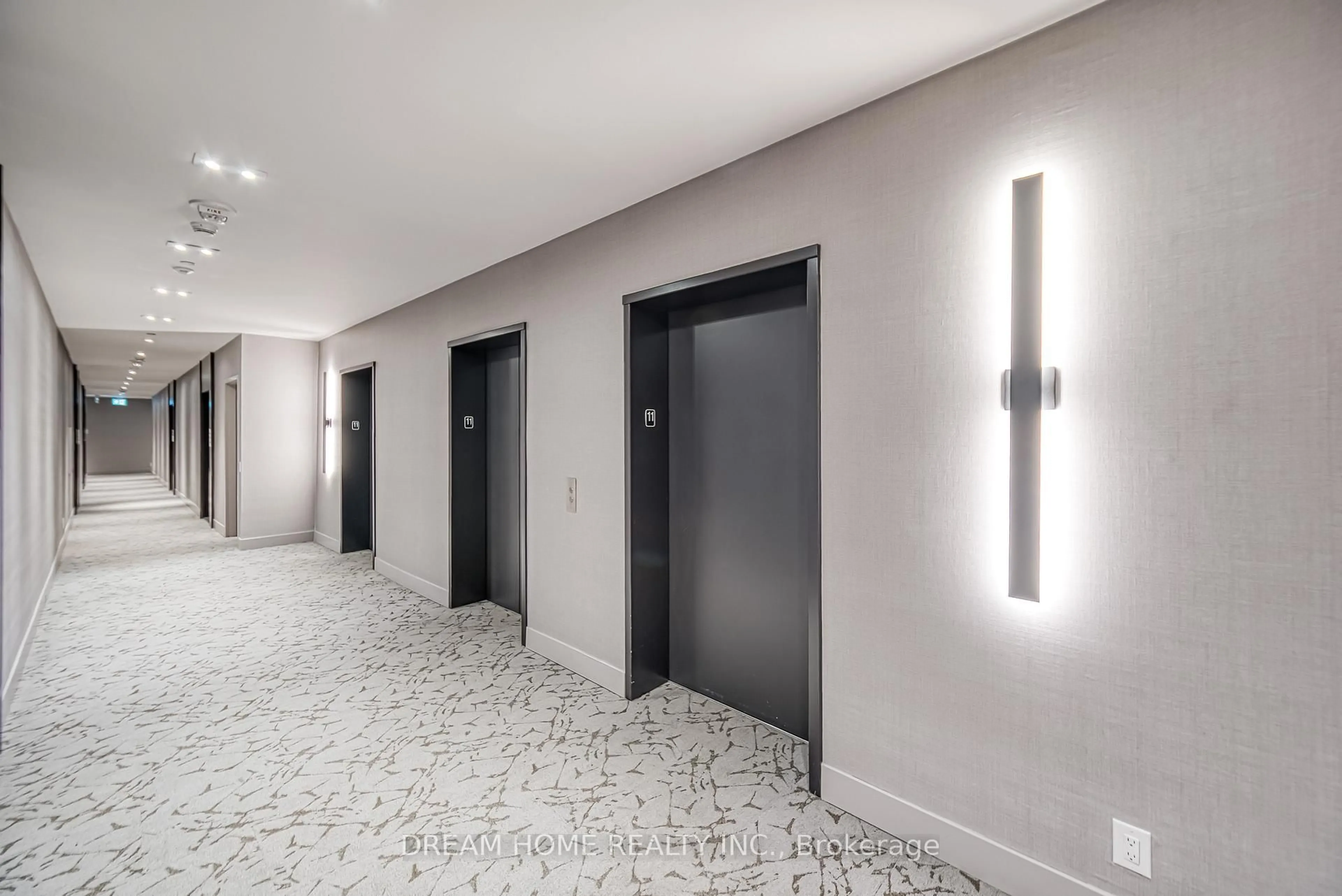 Indoor foyer for 270 Dufferin St, Toronto Ontario M6K 0H8