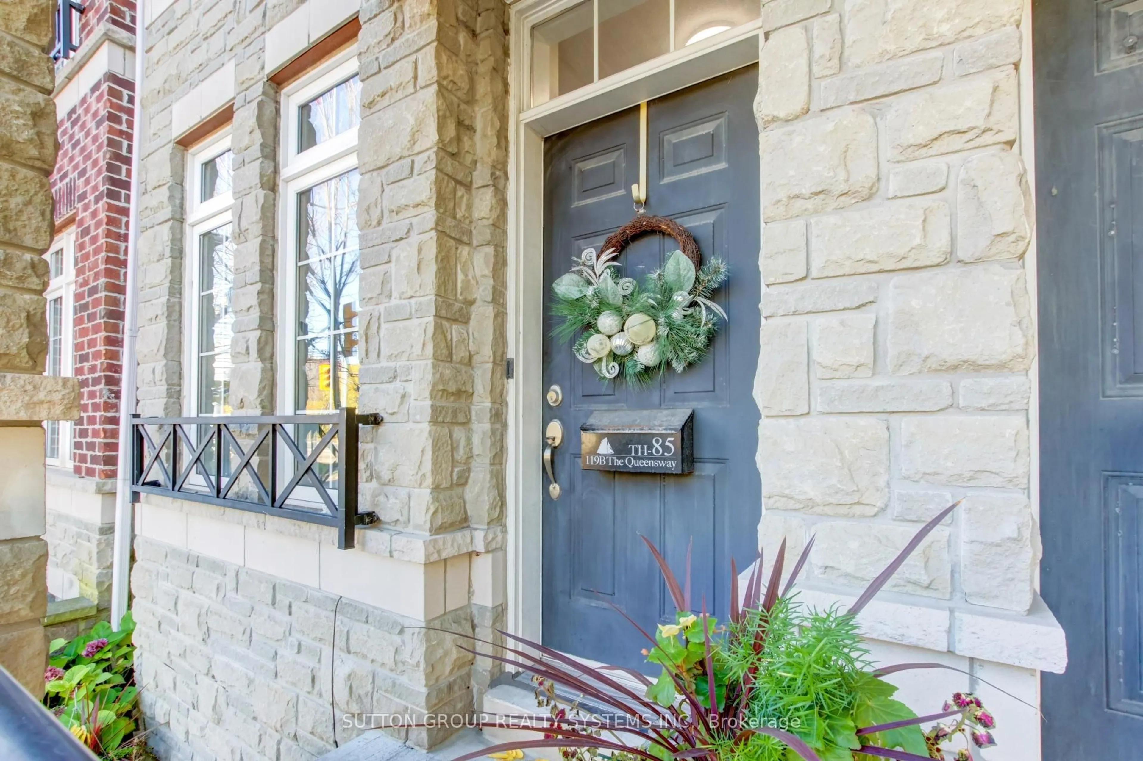 Indoor entryway for 119b The Queensway #85, Toronto Ontario M6S 5B7