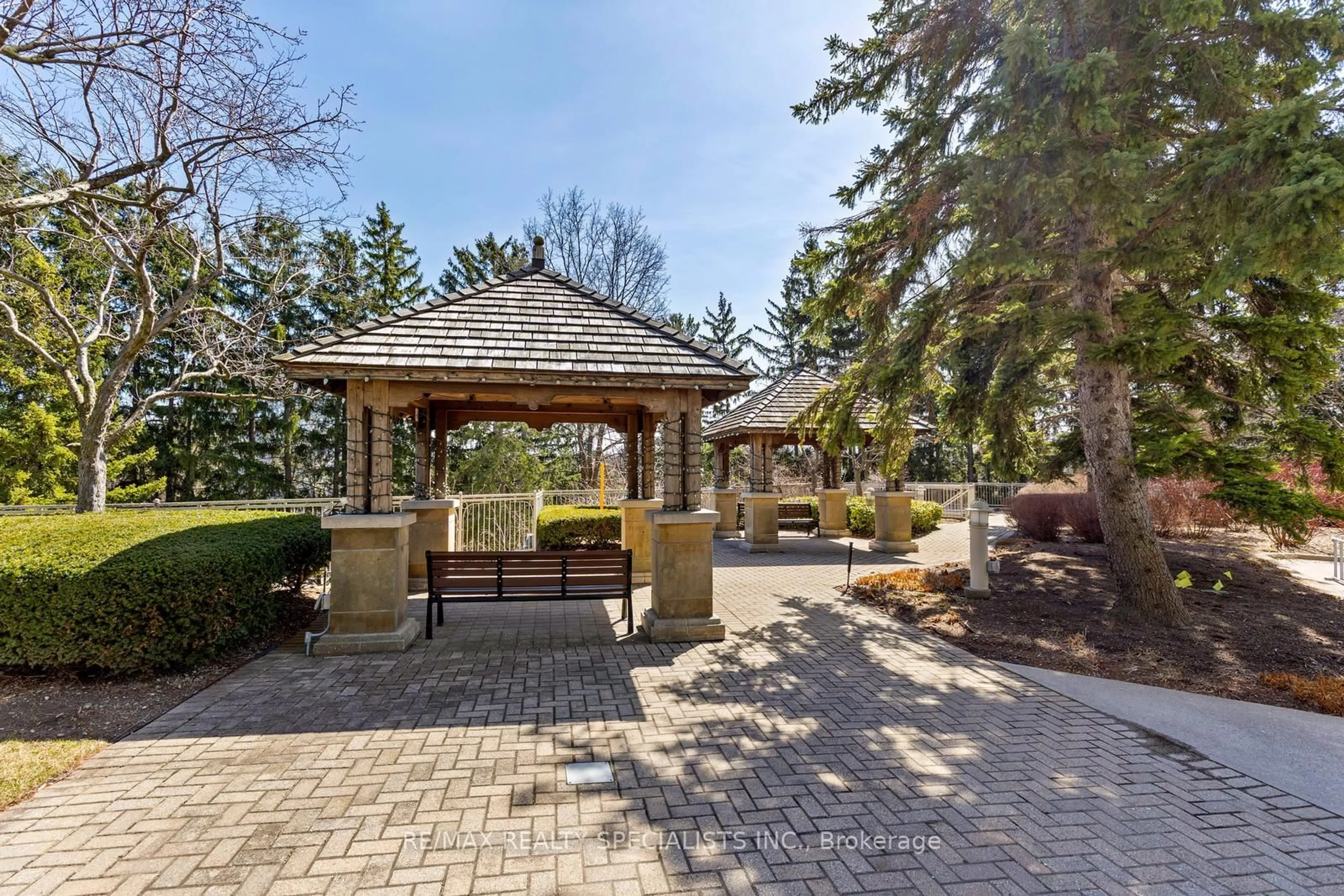 Patio, street for 1800 The Collegeway #304, Mississauga Ontario L5L 5S4