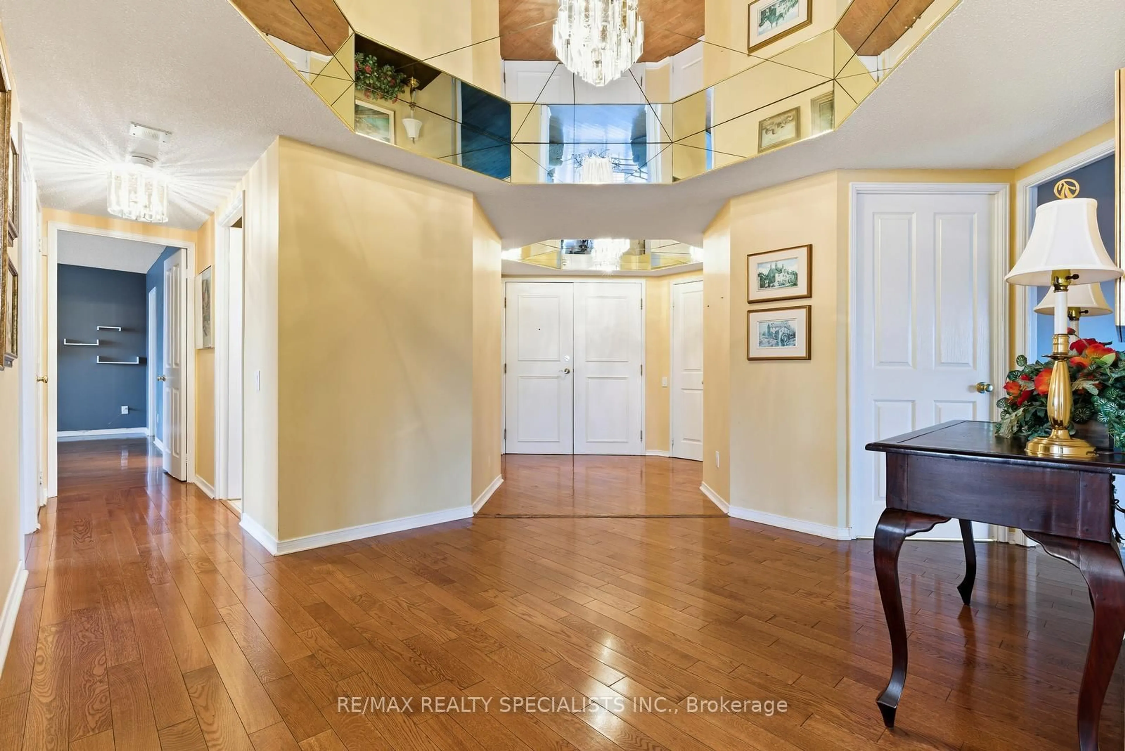 Indoor foyer for 1800 The Collegeway #304, Mississauga Ontario L5L 5S4