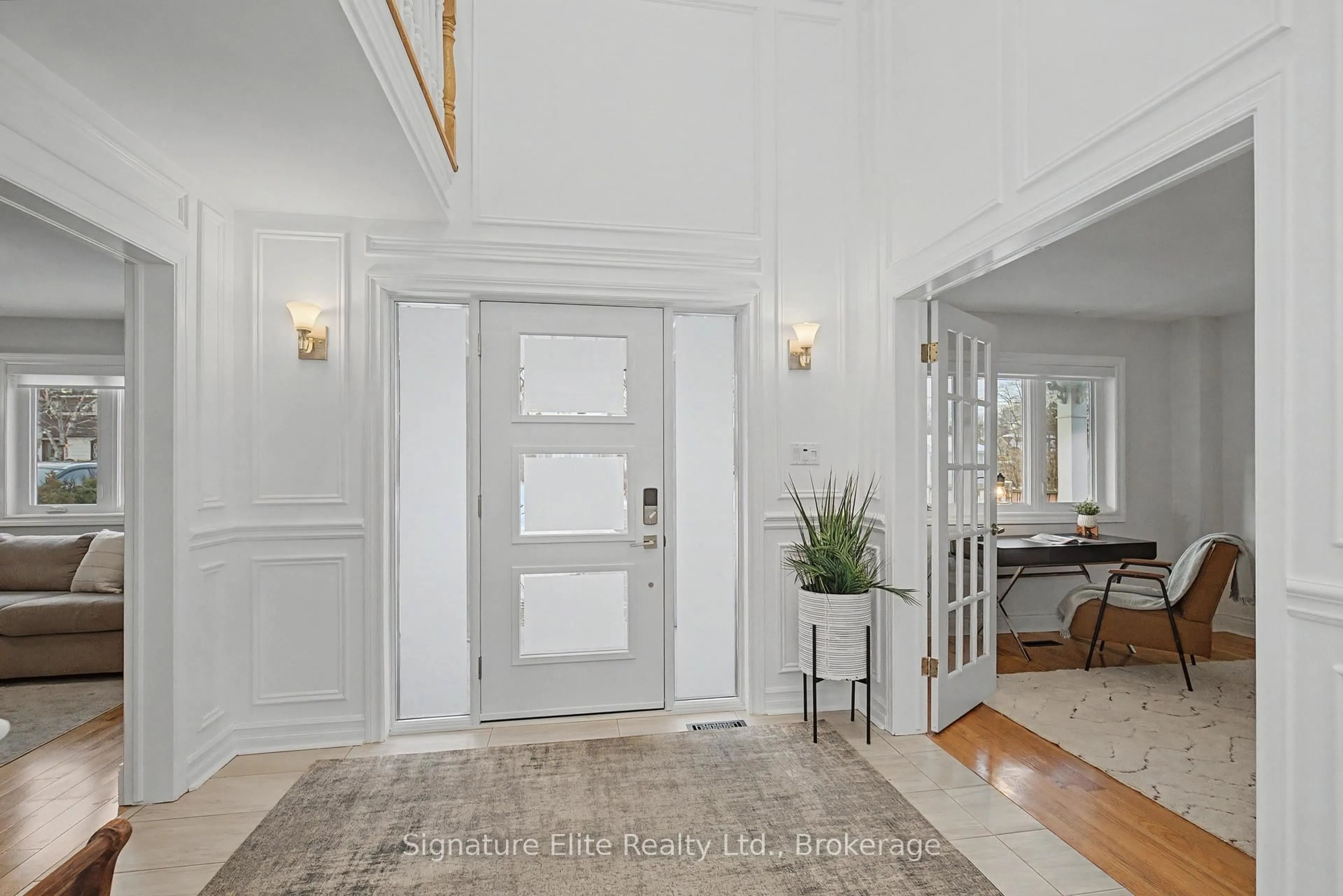 Indoor entryway for 406 Niar Ave, Mississauga Ontario L5G 1W3