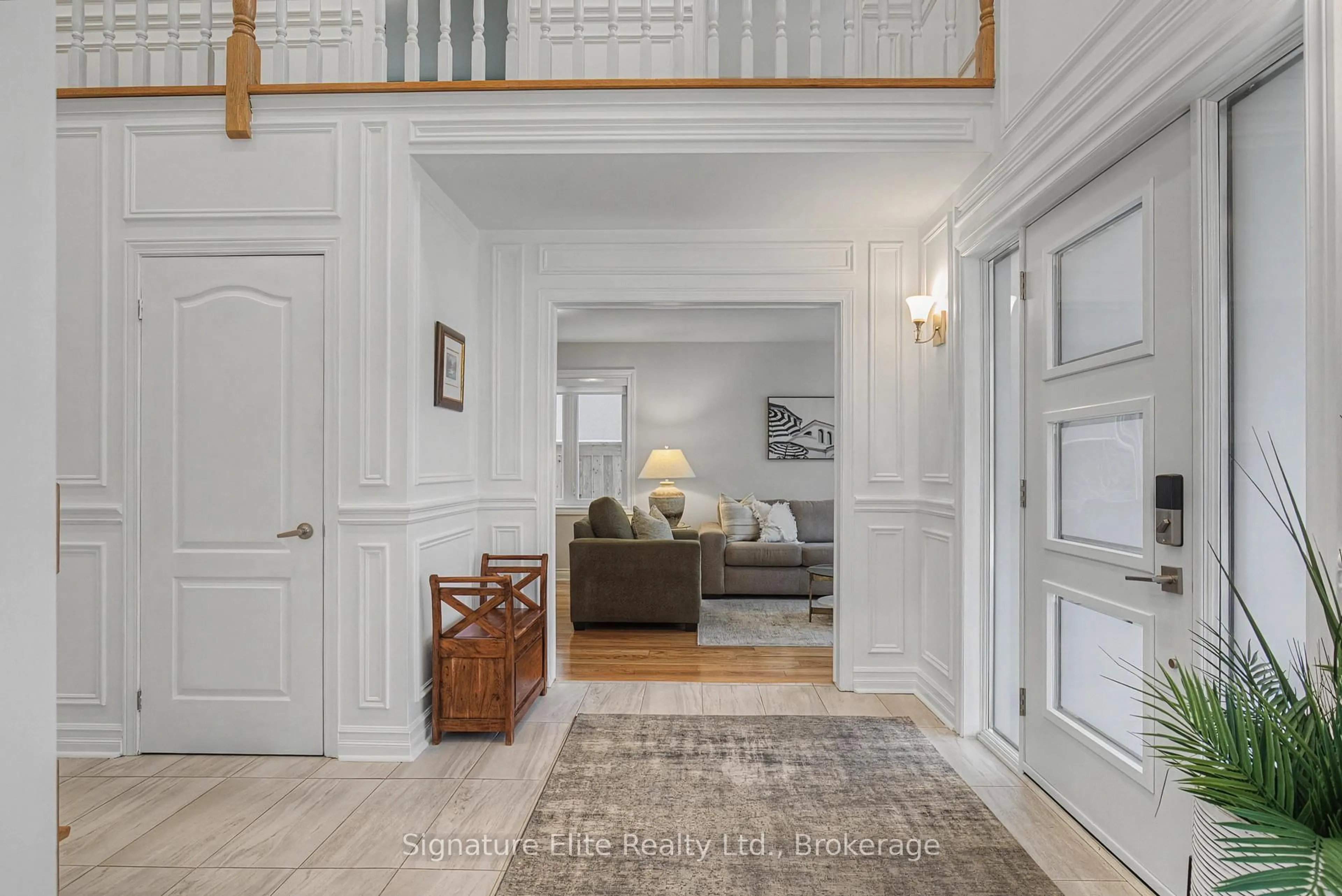 Indoor foyer for 406 Niar Ave, Mississauga Ontario L5G 1W3