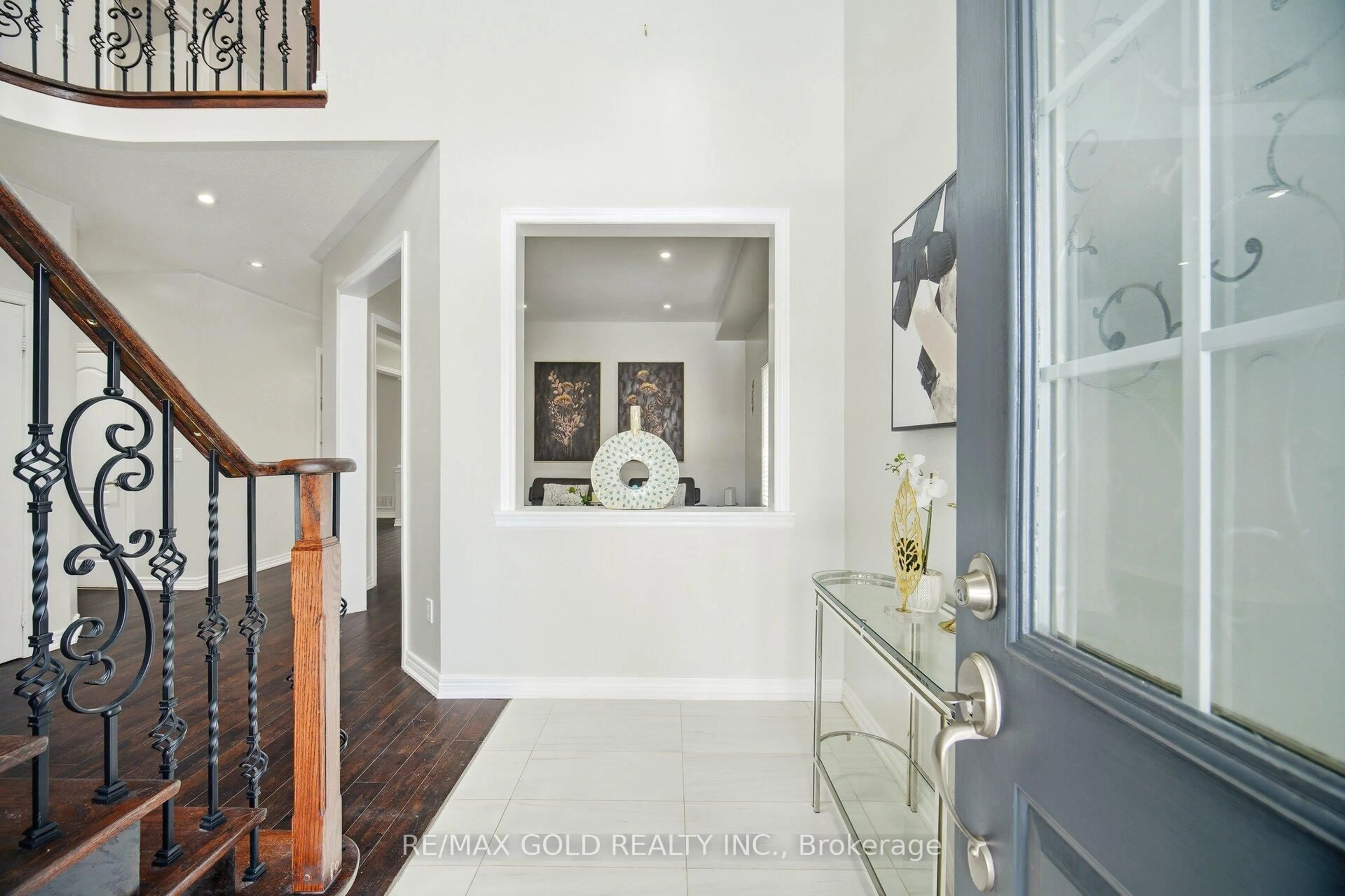 Indoor entryway for 50 Long Meadow Rd, Brampton Ontario L6P 1Z8