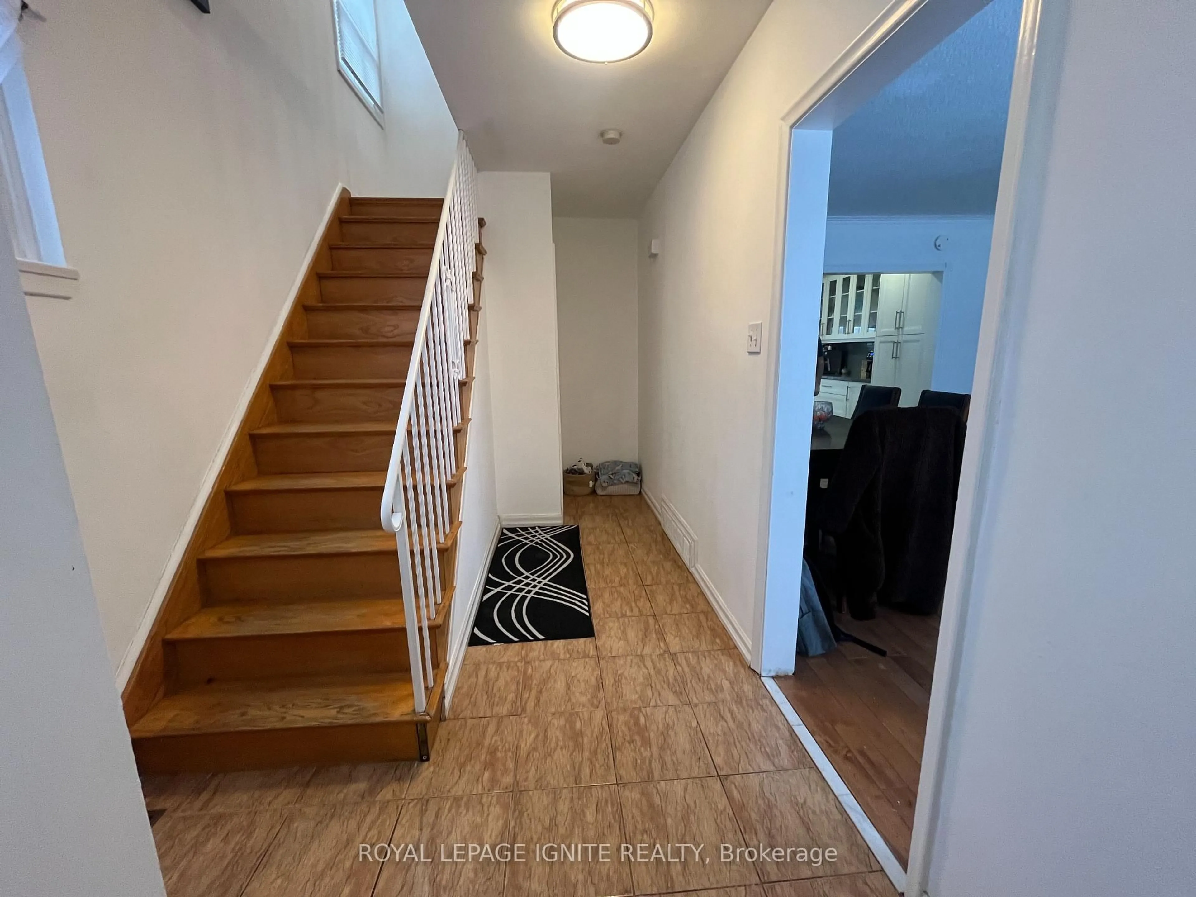 Indoor entryway for 55 Dalrymple Dr, Toronto Ontario M6N 4S2