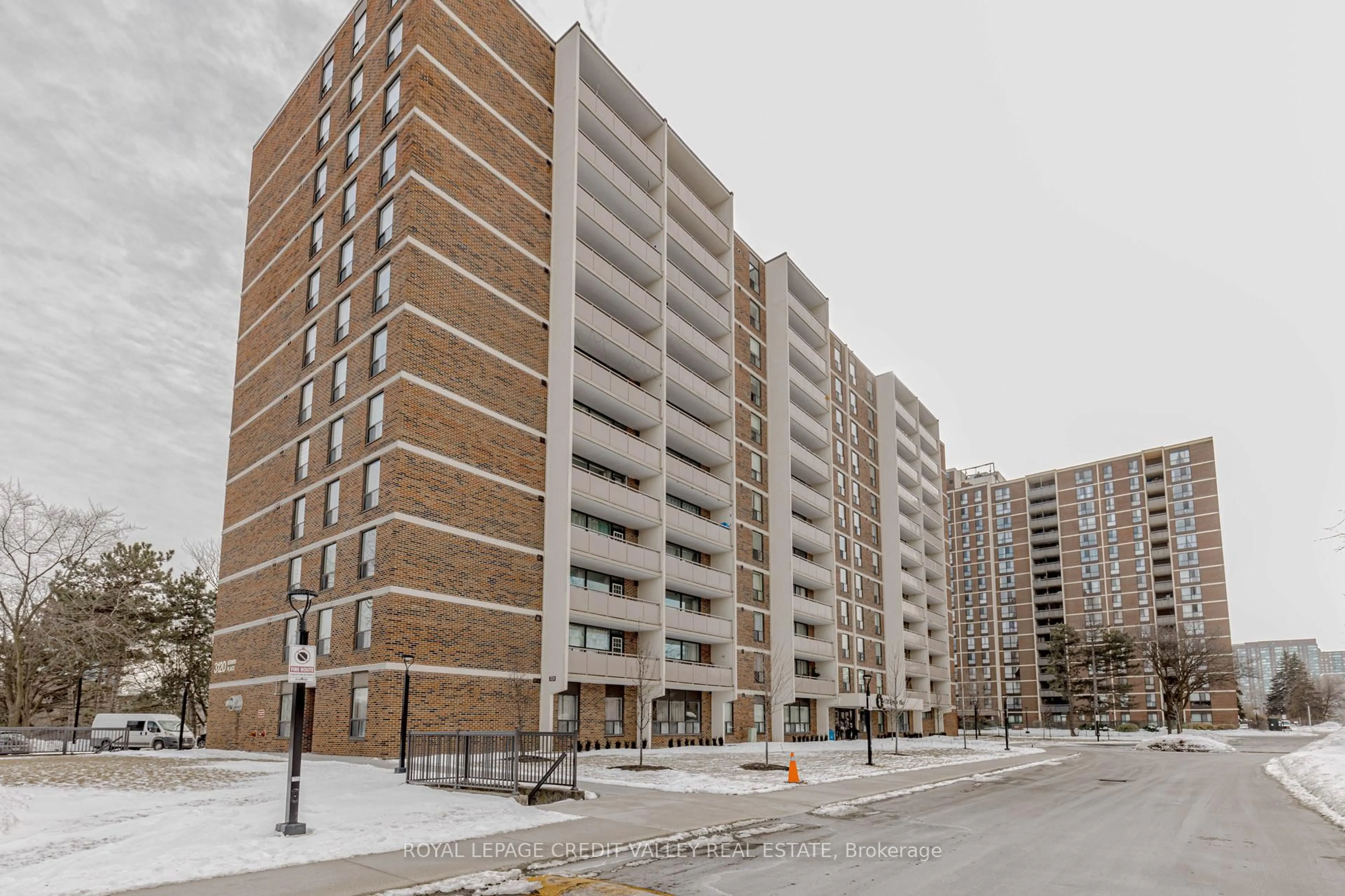 Patio, street for 3120 Kirwin Ave #501, Mississauga Ontario L5A 3R2