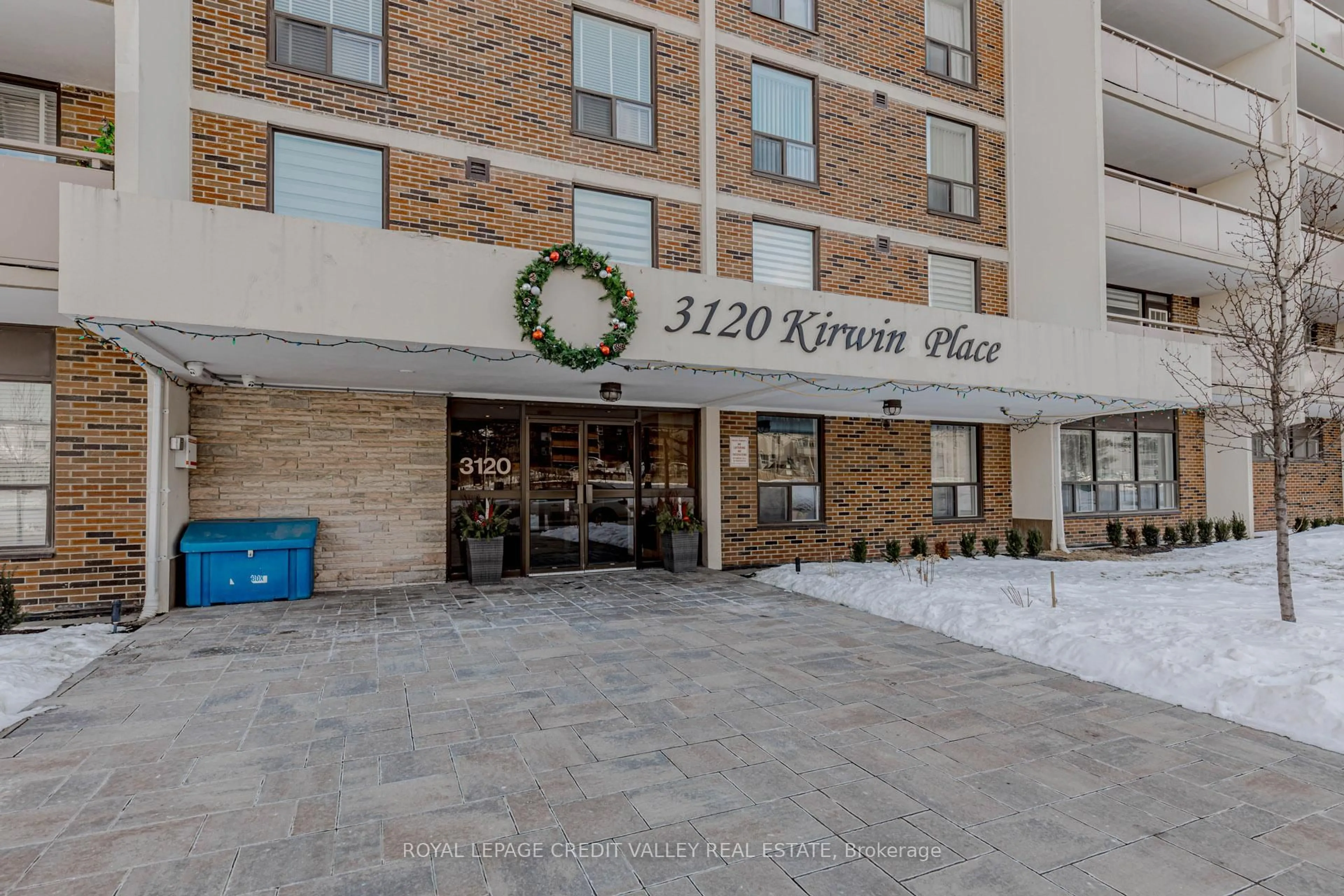 Indoor foyer for 3120 Kirwin Ave #501, Mississauga Ontario L5A 3R2