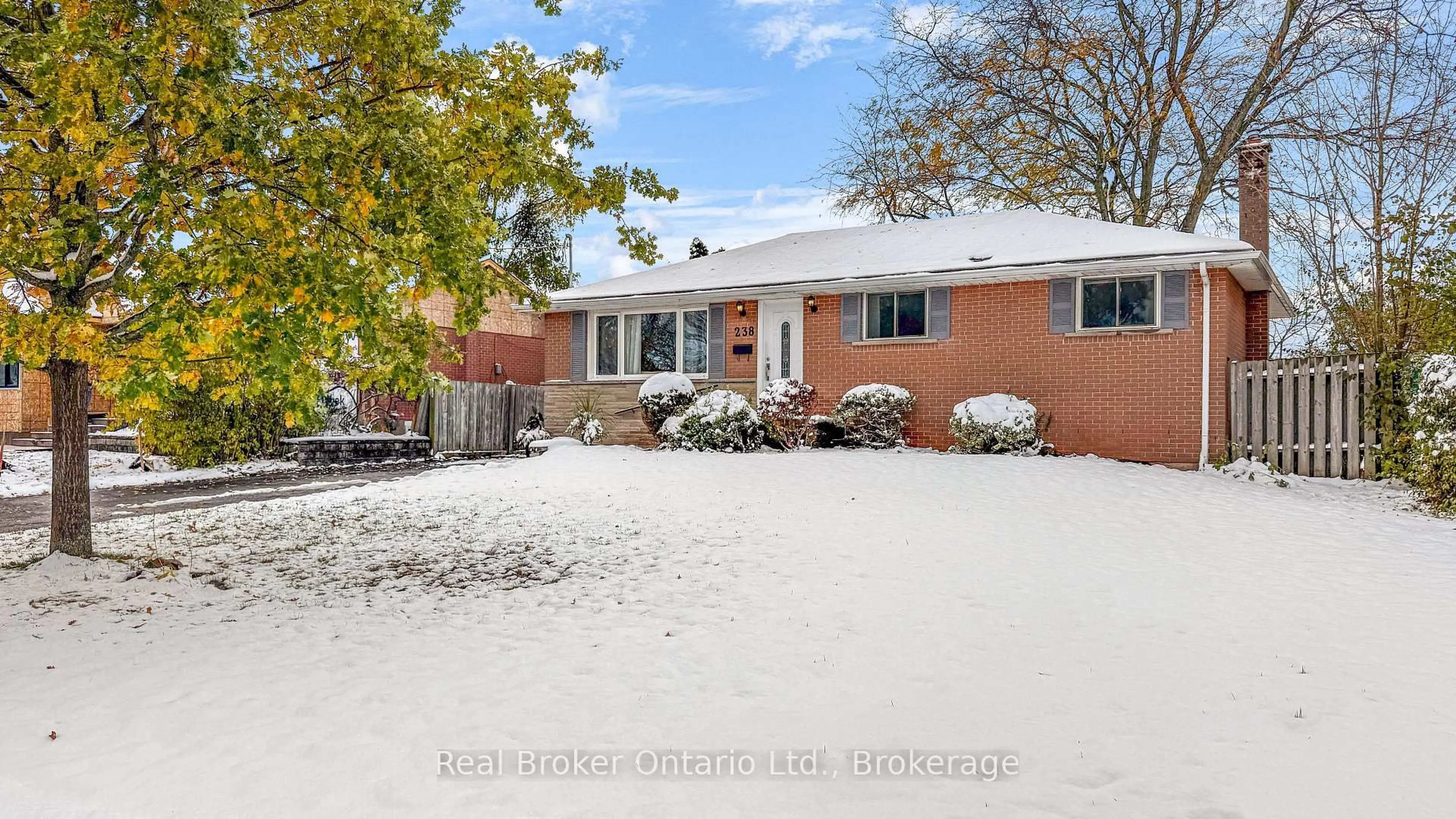 A pic from outside/outdoor area/front of a property/back of a property/a pic from drone, street for 238 KENT Cres, Burlington Ontario L7L 4T1