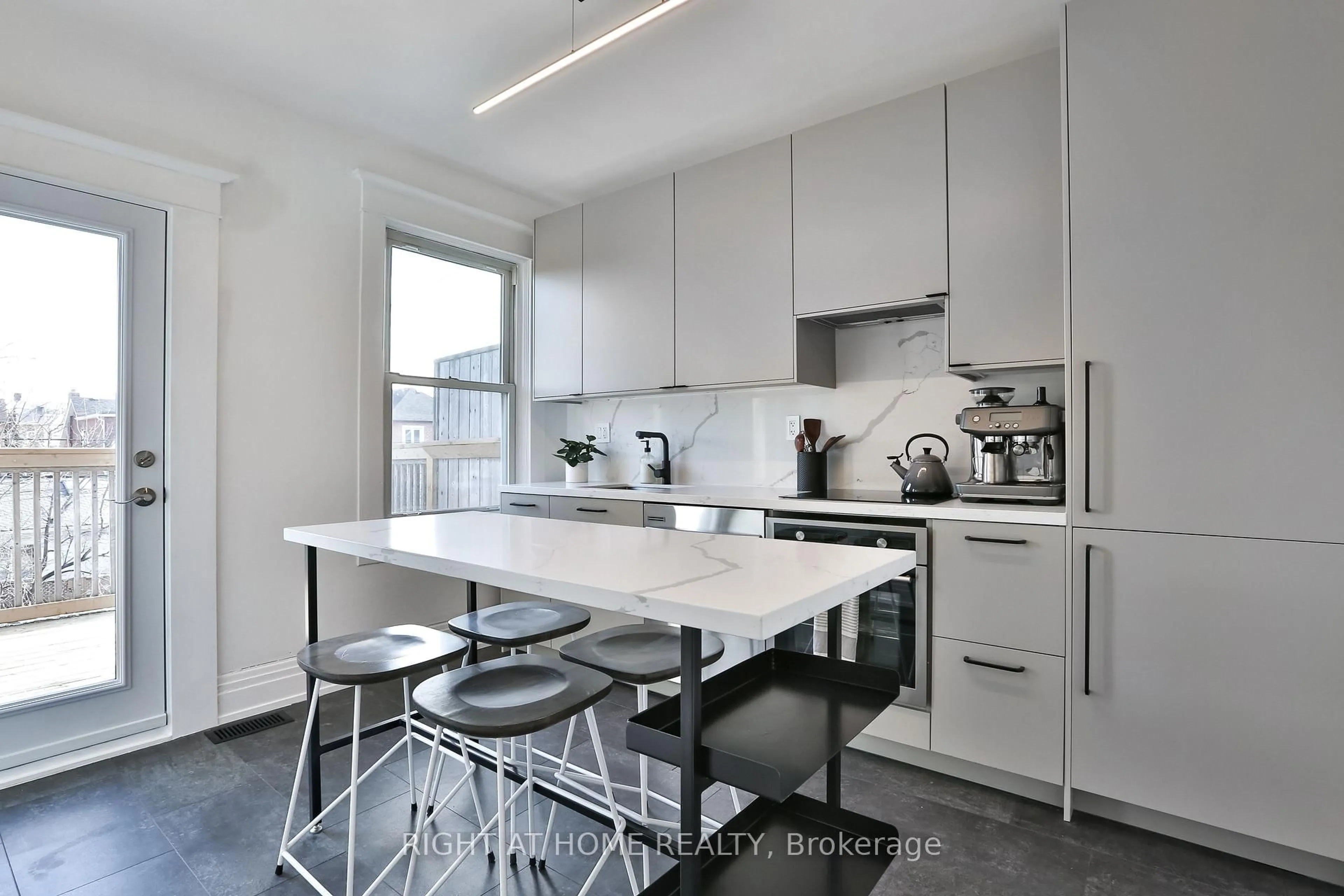 Unknown for 1365 Lansdowne Ave, Toronto Ontario M6H 3Z9