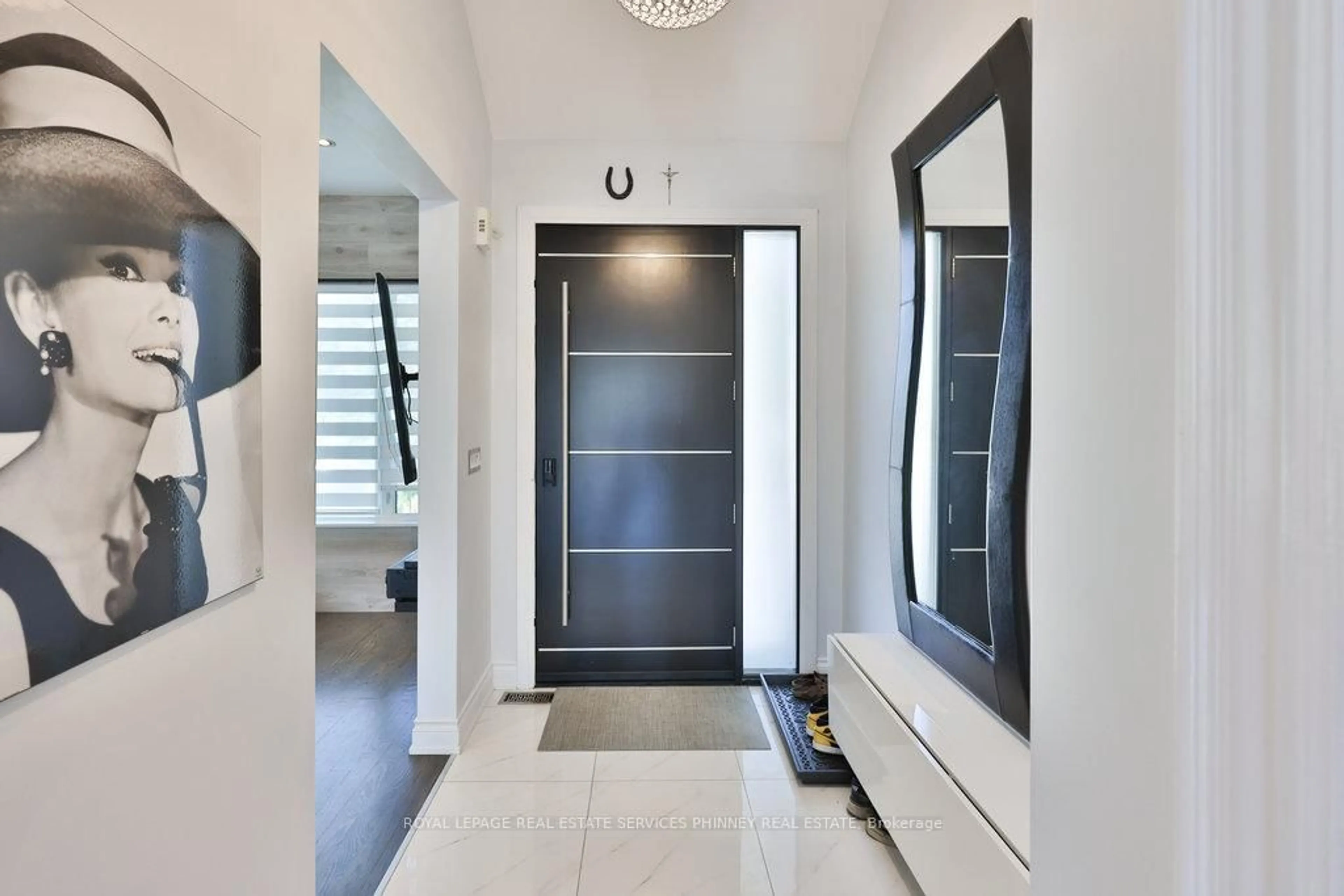 Indoor entryway for 880 6th St, Mississauga Ontario L5E 1N6