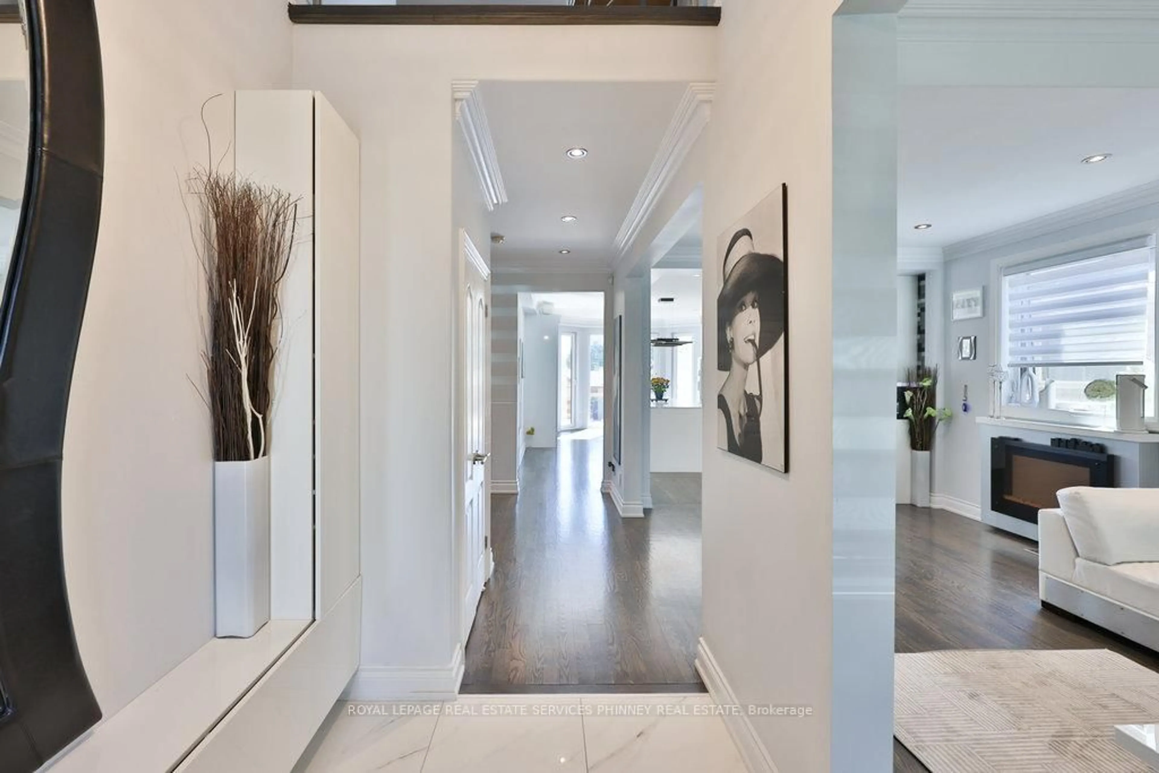 Indoor entryway for 880 6th St, Mississauga Ontario L5E 1N6