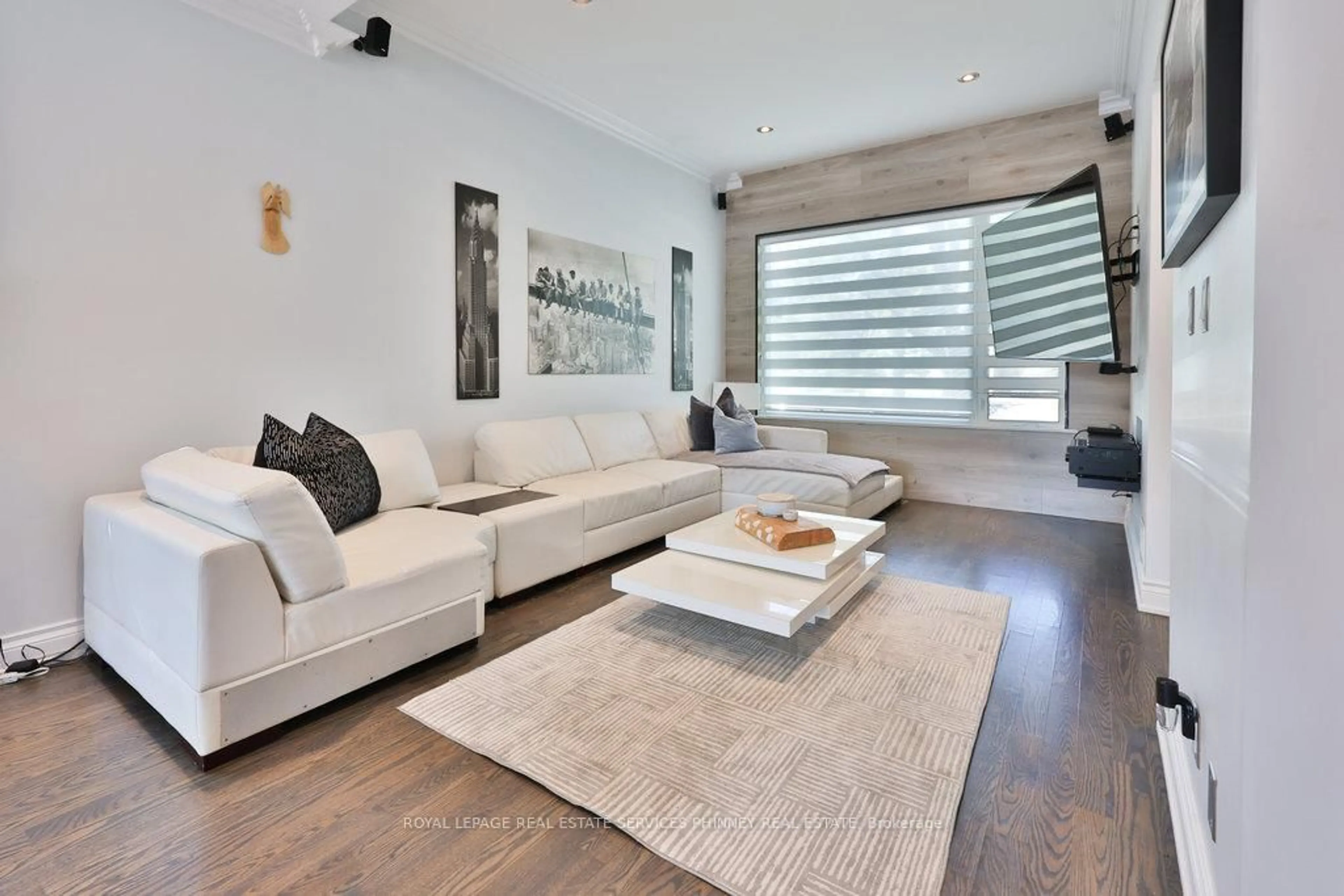 Living room with furniture, wood/laminate floor for 880 6th St, Mississauga Ontario L5E 1N6