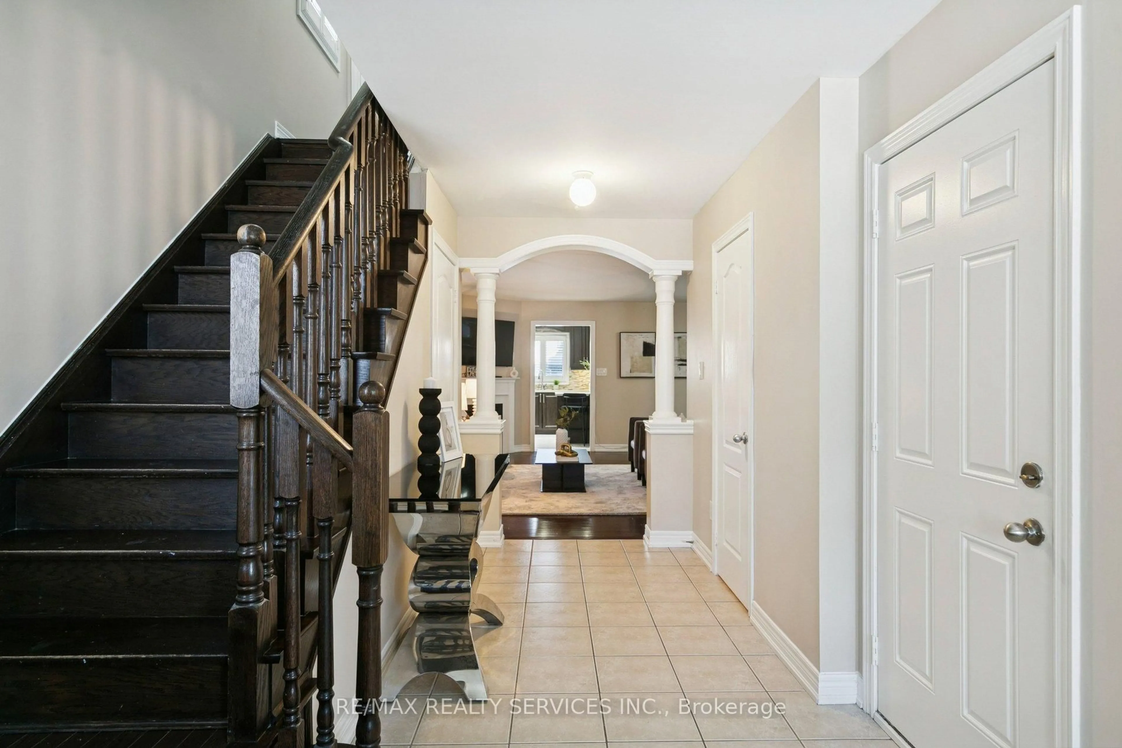 Indoor foyer for 9 Beachville Circ, Brampton Ontario L6X 0V4