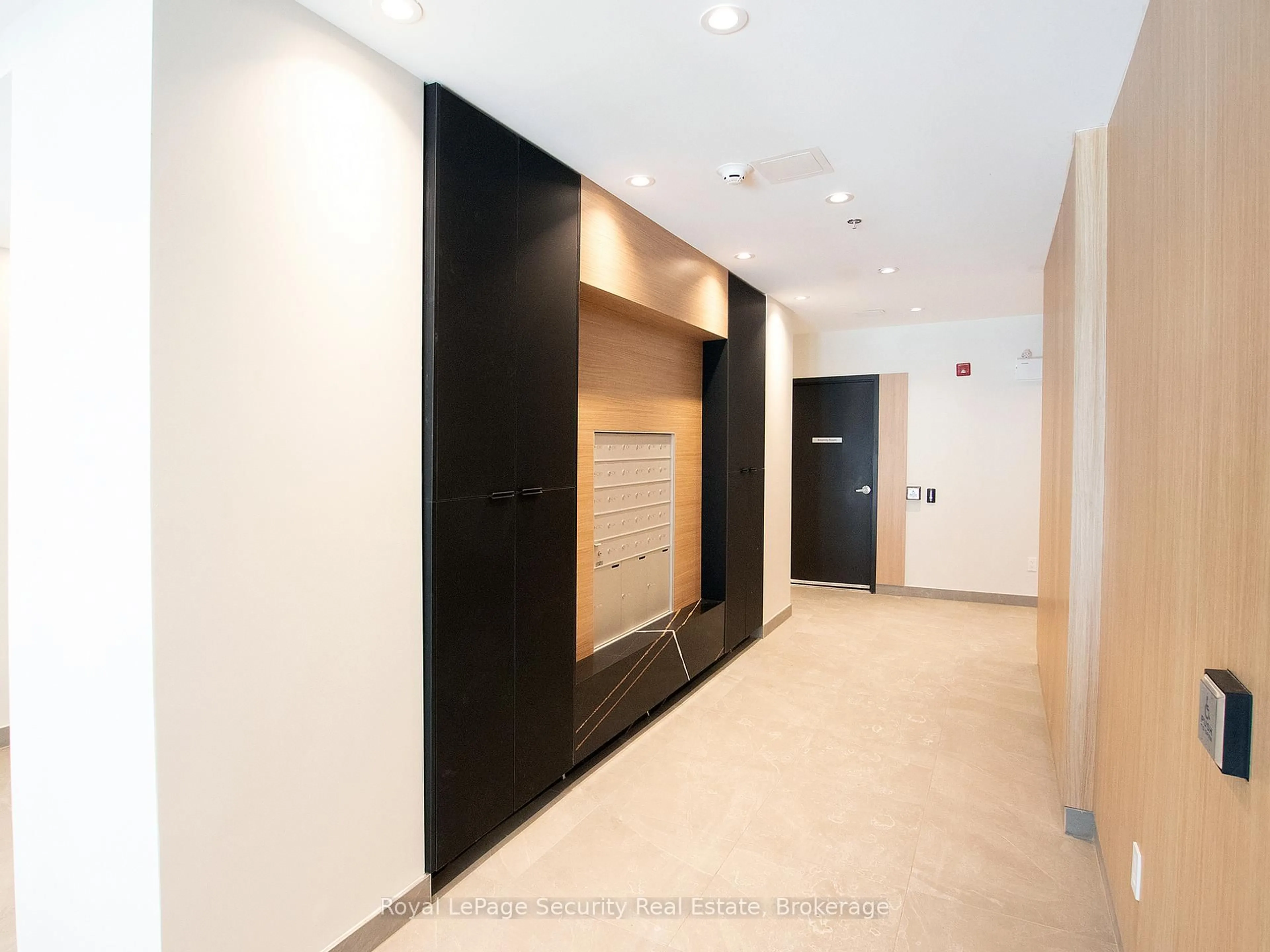 Indoor foyer for 722 Marlee Ave #104, Toronto Ontario M6B 3J7