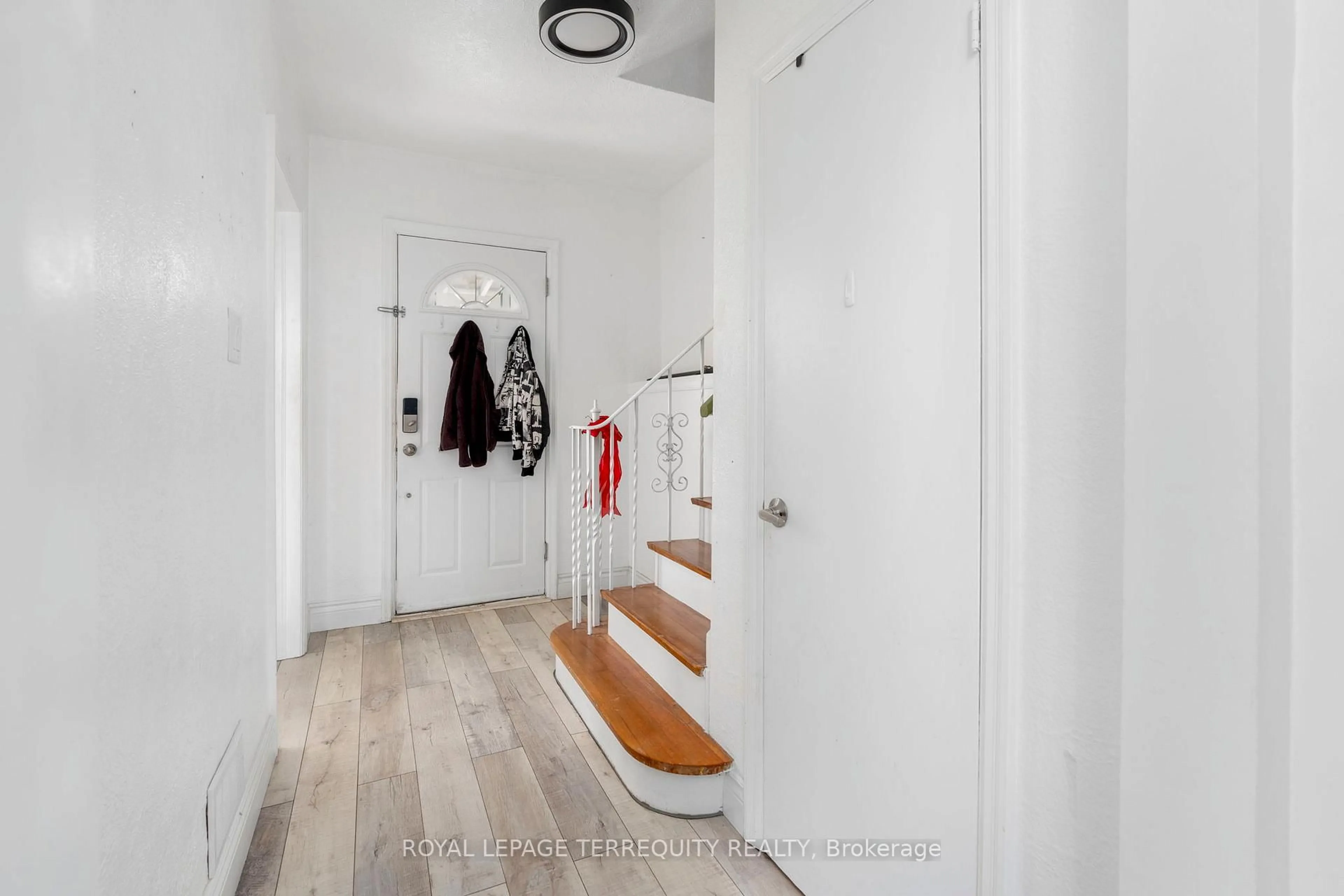 Indoor entryway for 64 Pelmo Cres, Toronto Ontario M9N 2X5