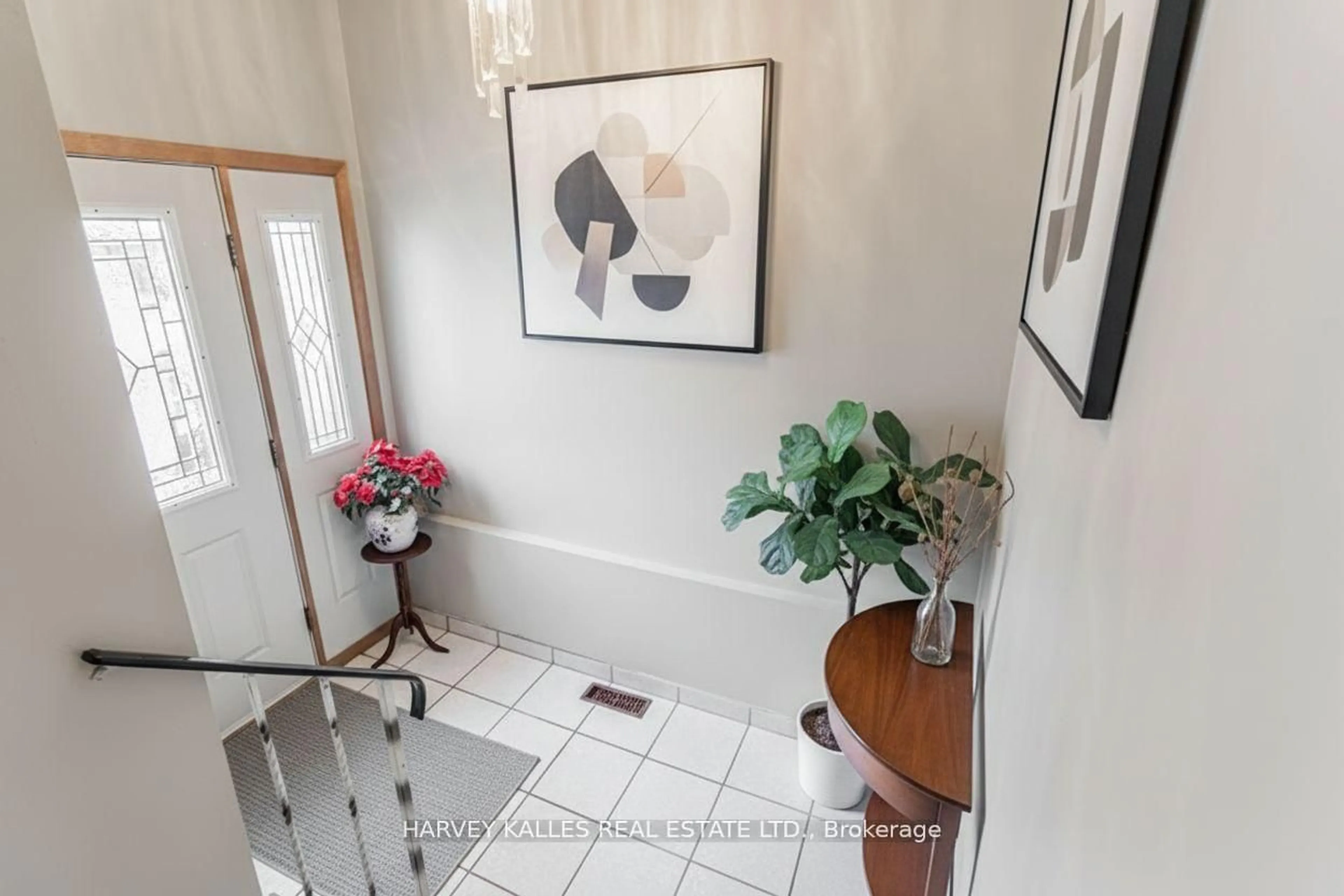 Indoor entryway for 33 Tolton Dr, Brampton Ontario L6V 2P9