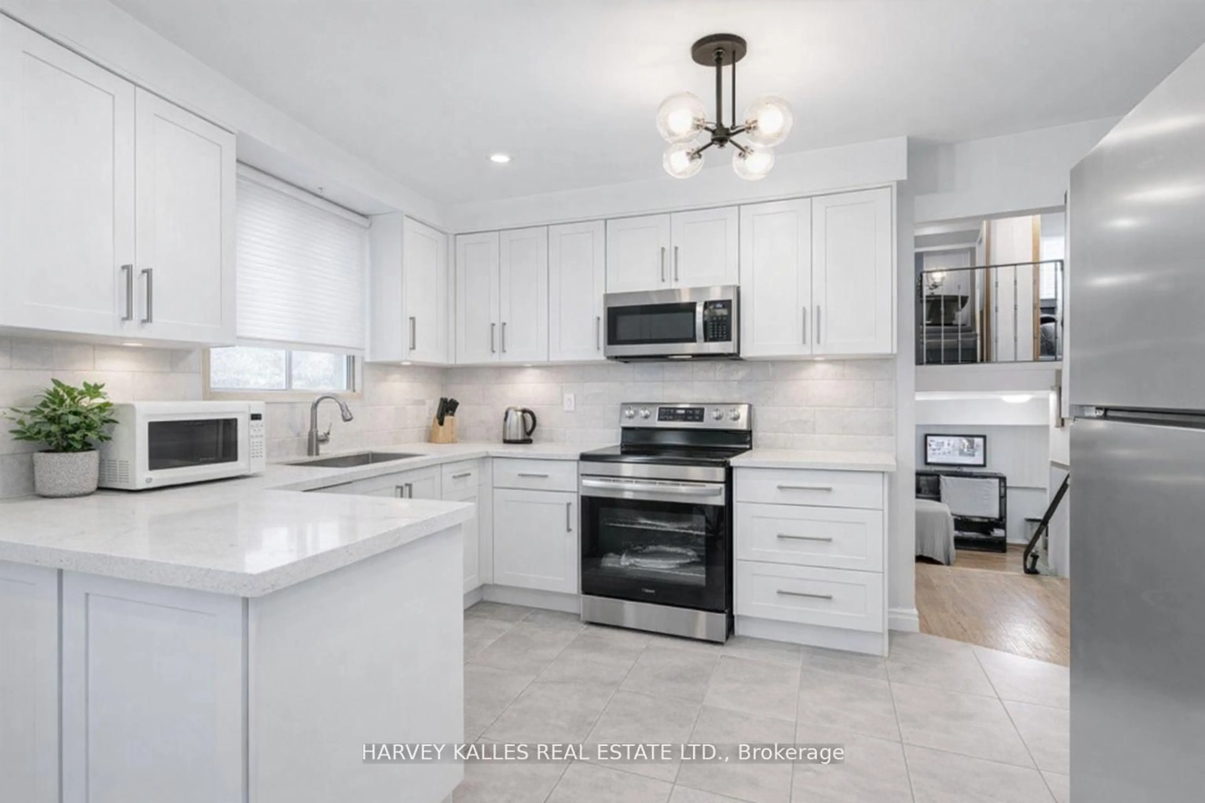 Open concept kitchen, ceramic/tile floor for 33 Tolton Dr, Brampton Ontario L6V 2P9