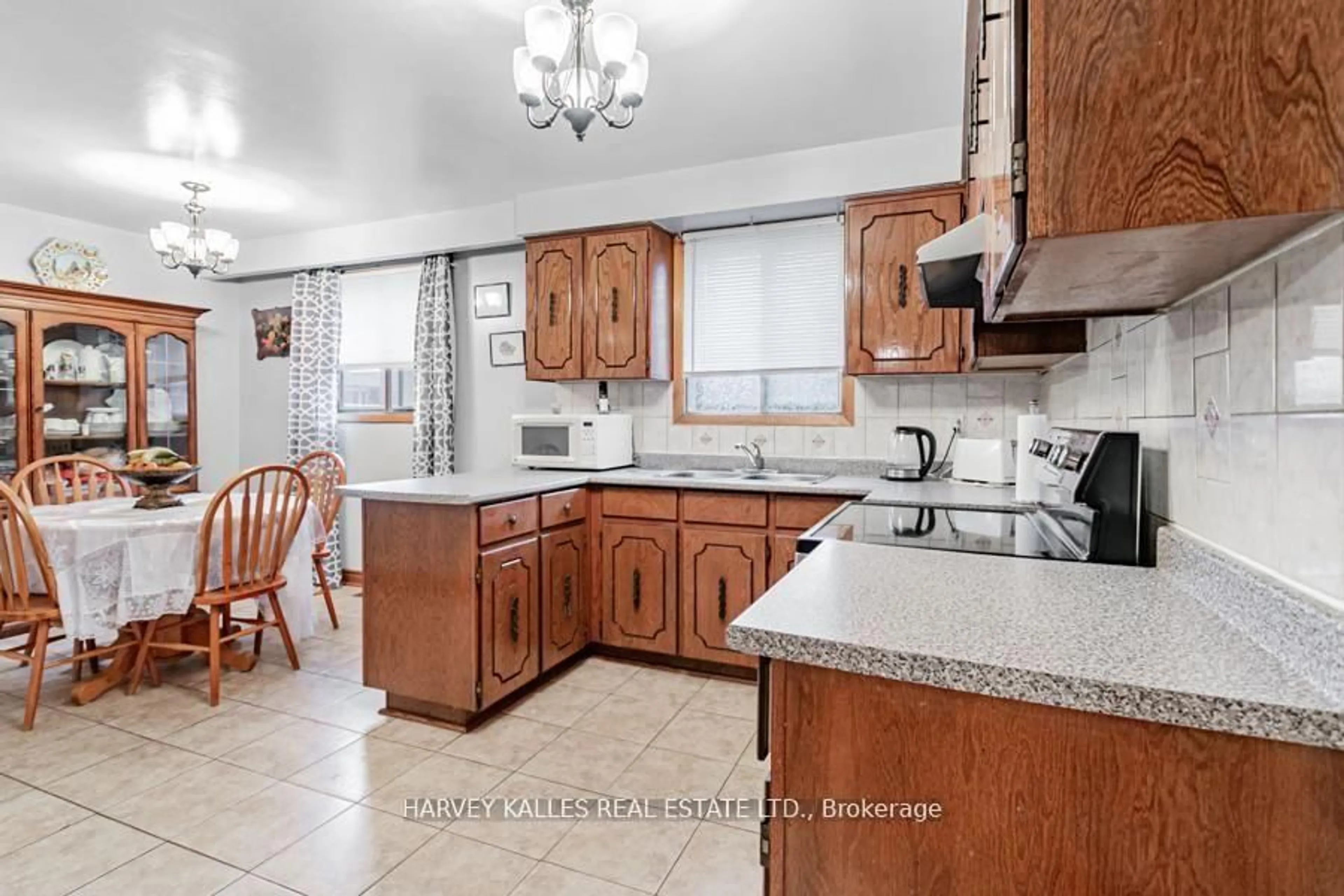 Standard kitchen, ceramic/tile floor for 33 Tolton Dr, Brampton Ontario L6V 2P9