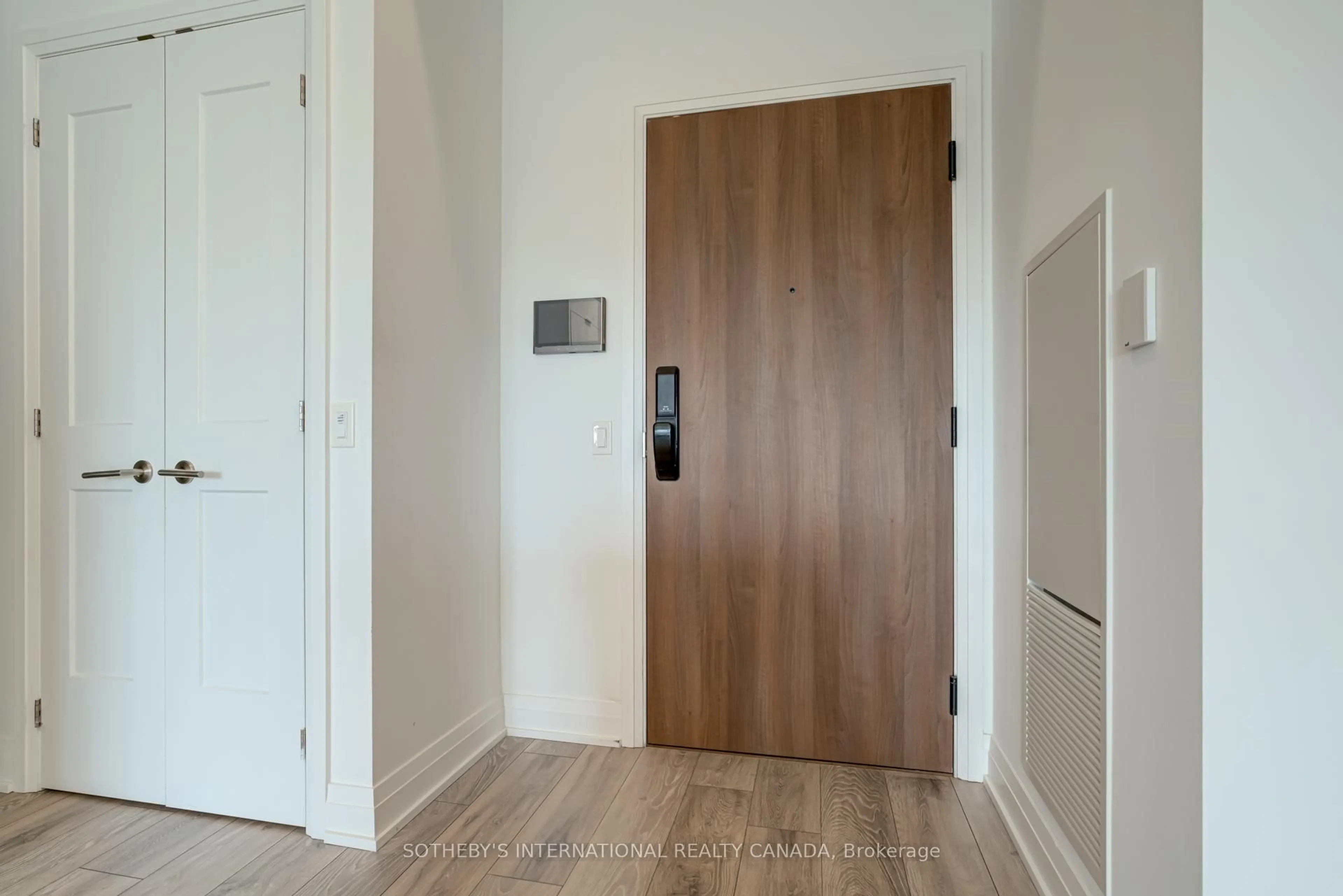 Indoor entryway for 21 Park St #707, Mississauga Ontario L5G 0C2