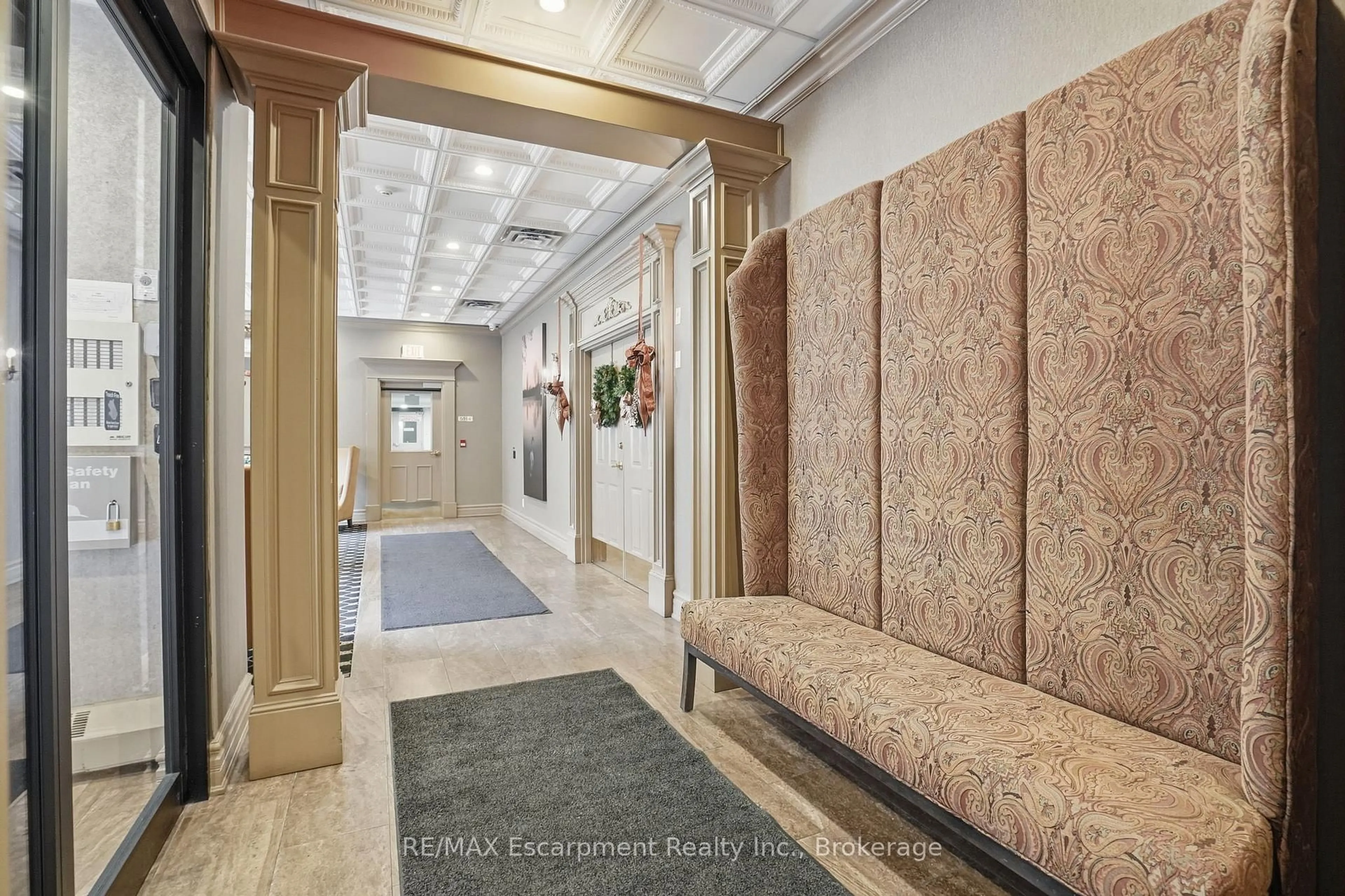 Indoor foyer for 310-5188 Lakeshore Rd #310, Burlington Ontario L7L 6P4