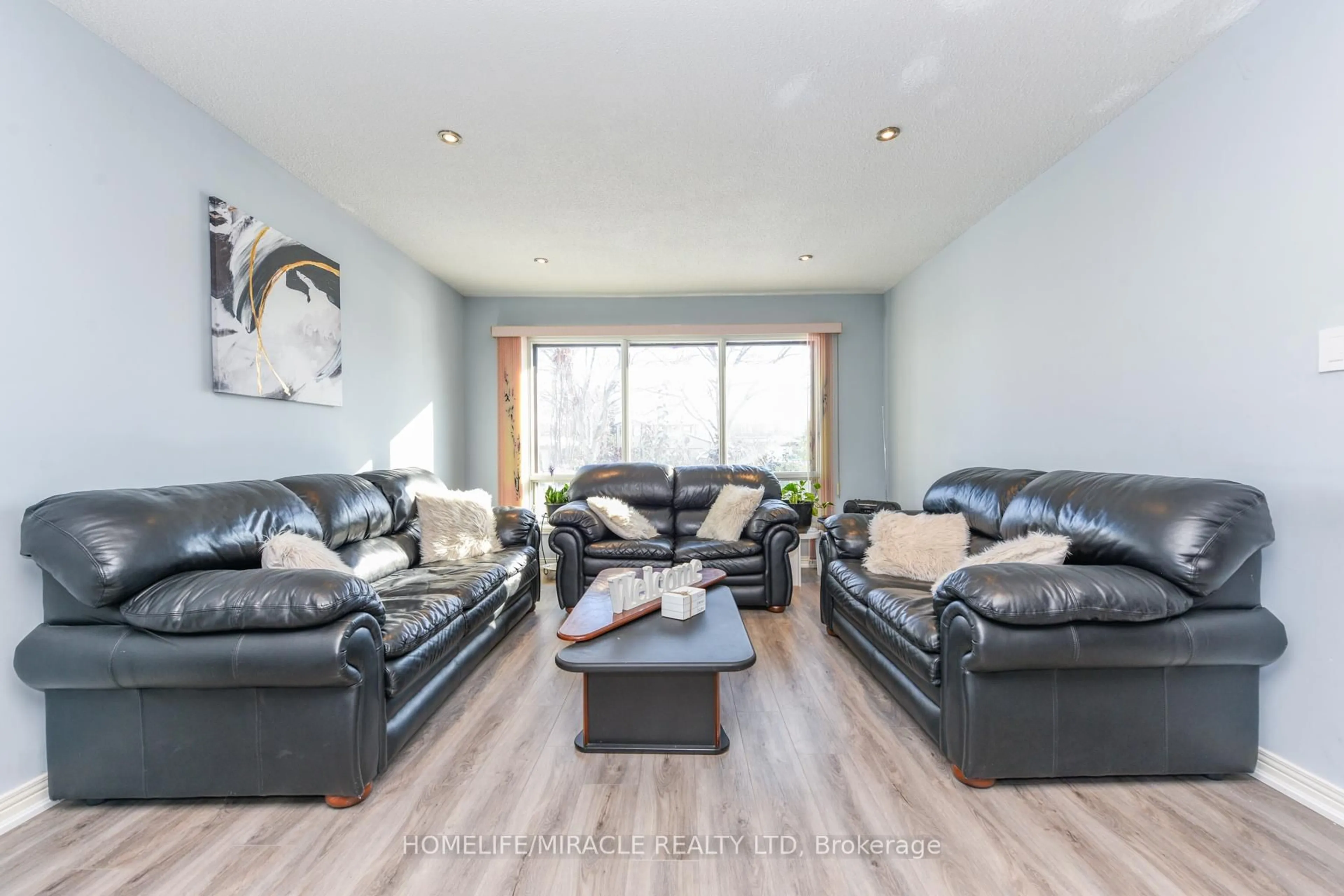 Living room with furniture, wood/laminate floor for 2291 Marzipan Crt, Mississauga Ontario L5M 2N9