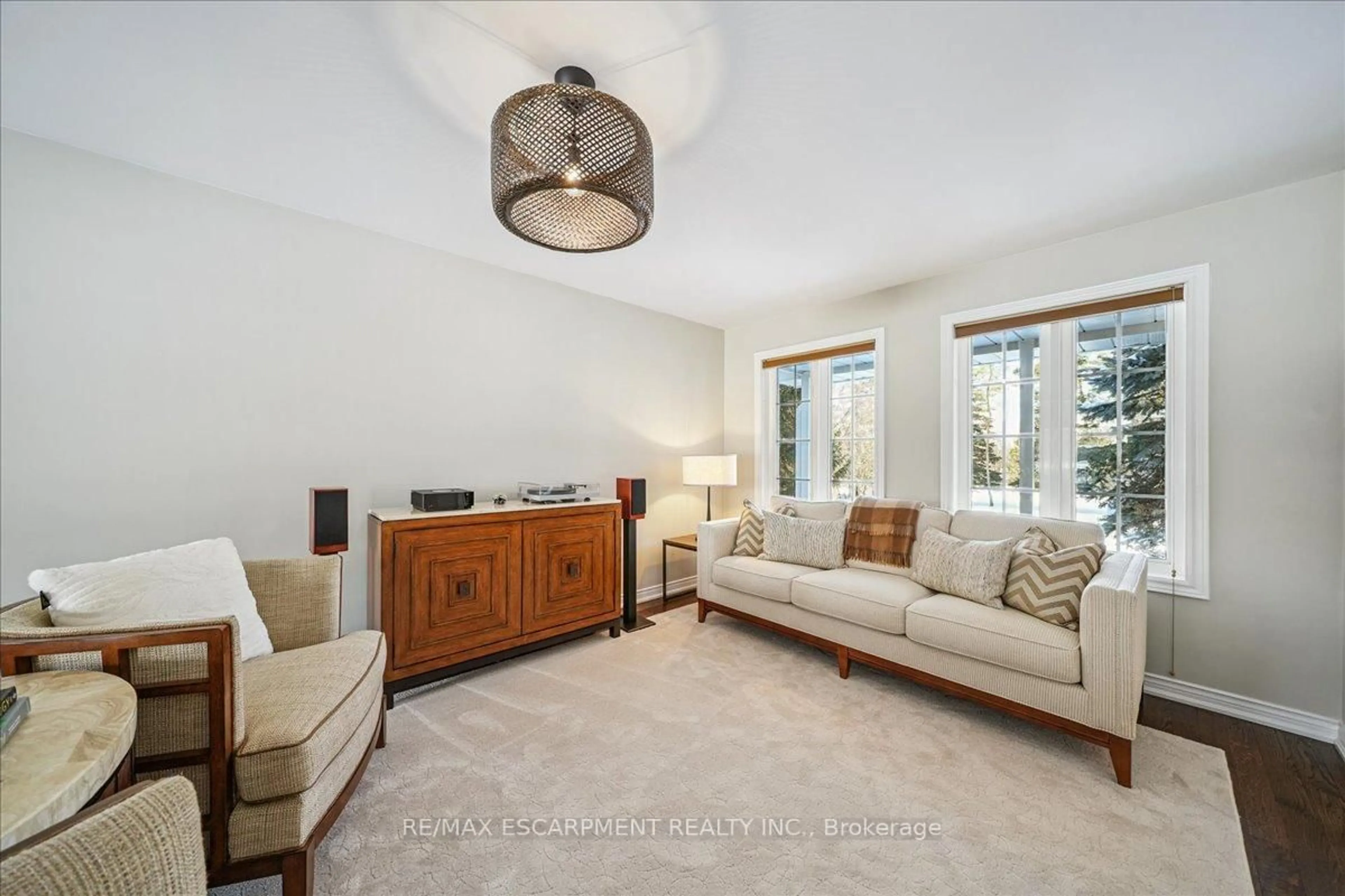 Living room with furniture, unknown for 19231 SHAWS CREEK Rd, Caledon Ontario L7K 1L4