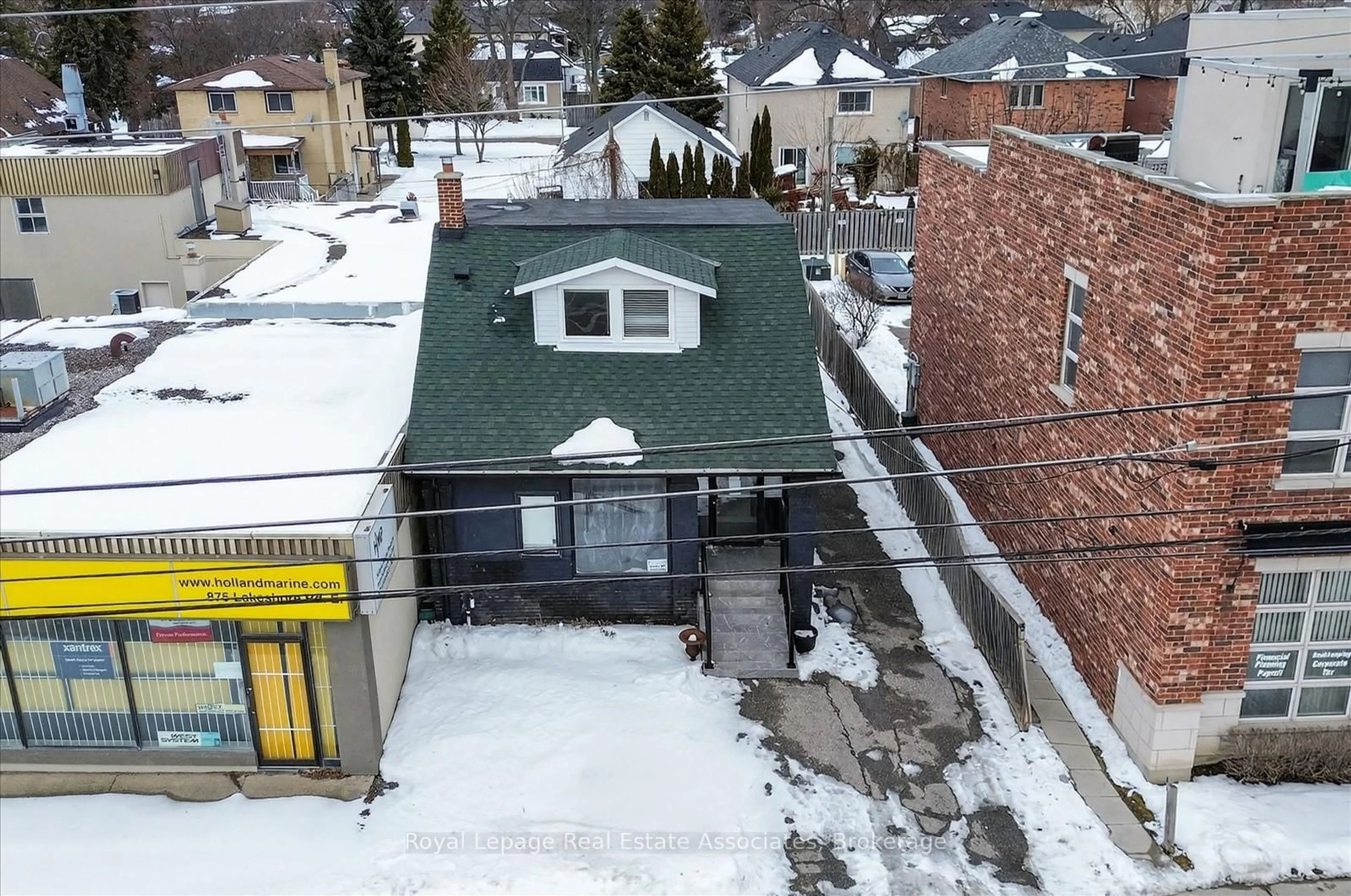 A pic from outside/outdoor area/front of a property/back of a property/a pic from drone, street for 881 Lakeshore Rd, Mississauga Ontario L5E 1E2