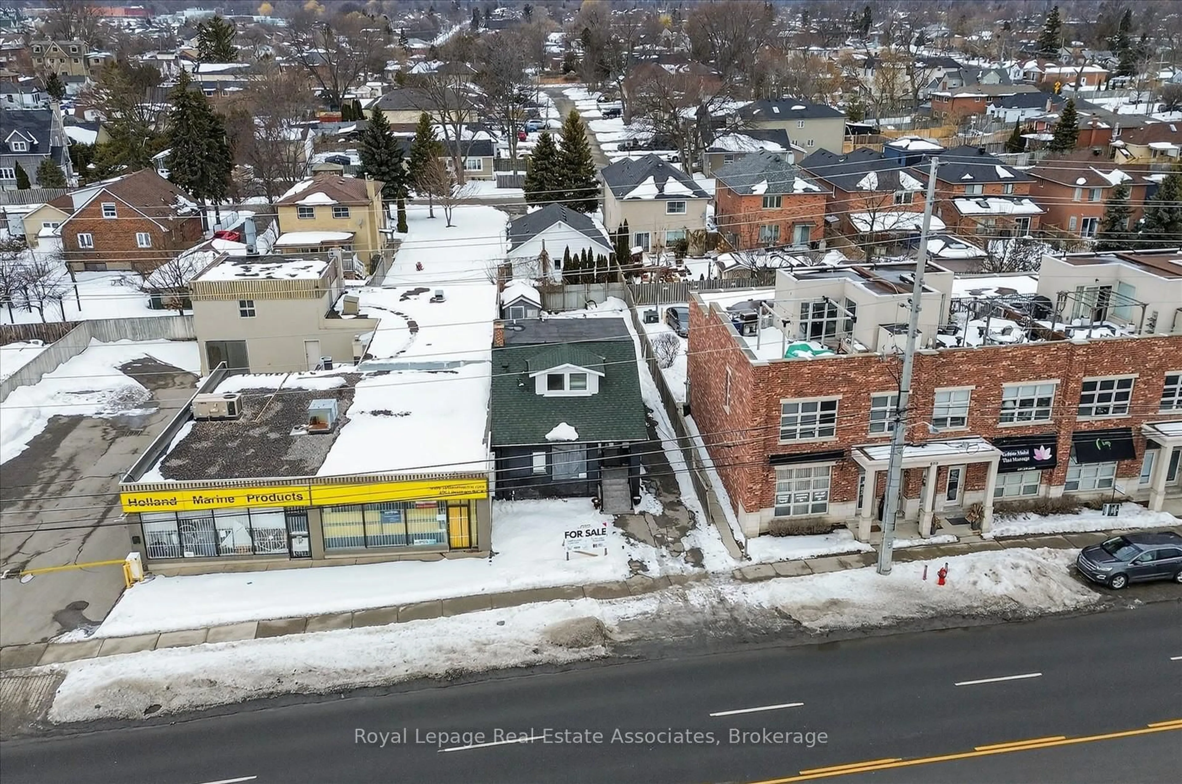 A pic from outside/outdoor area/front of a property/back of a property/a pic from drone, unknown for 881 Lakeshore Rd, Mississauga Ontario L5E 1E2