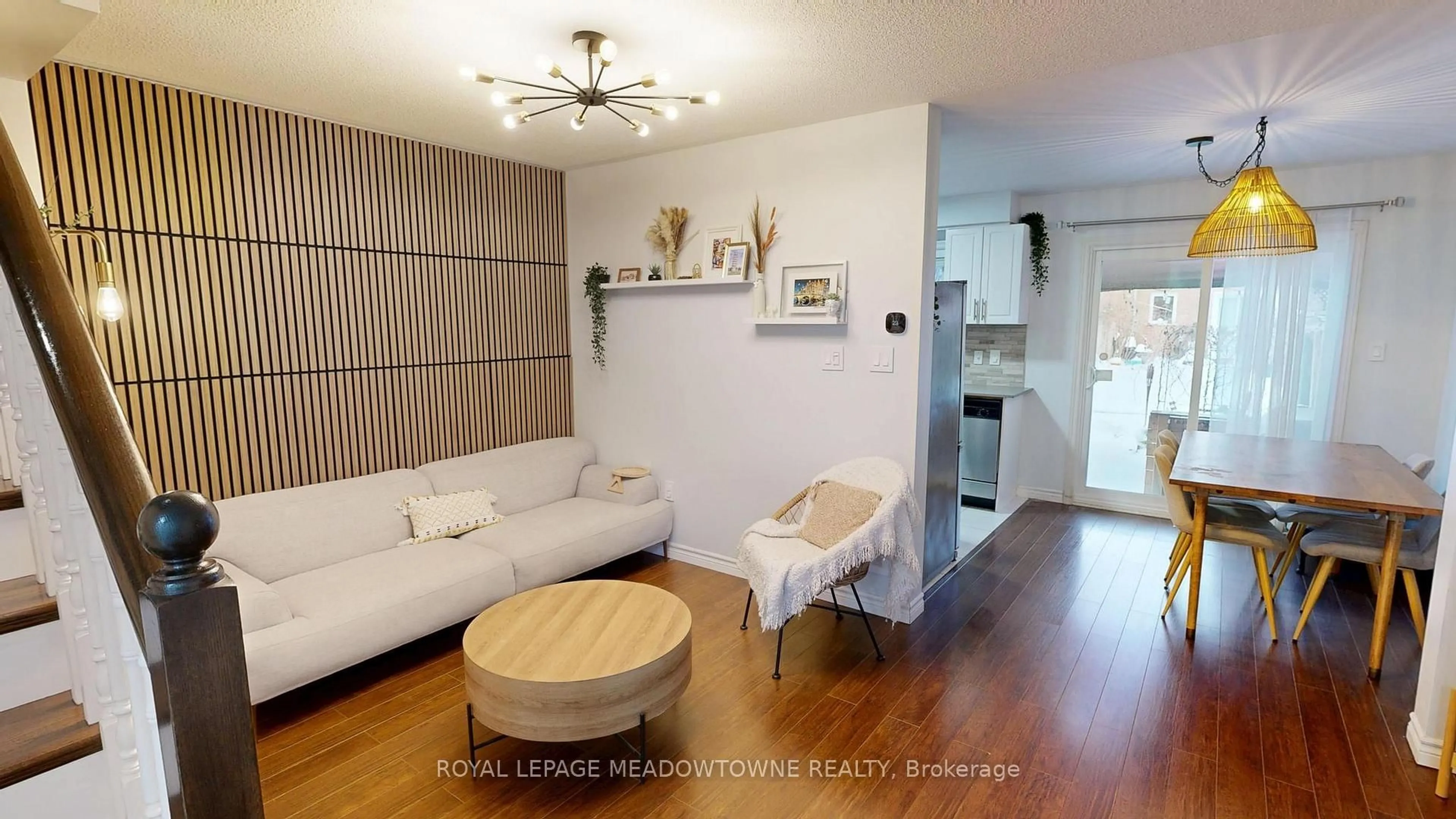 Living room with furniture, wood/laminate floor for 1591 South Parade Crt #2, Mississauga Ontario L5M 6G1