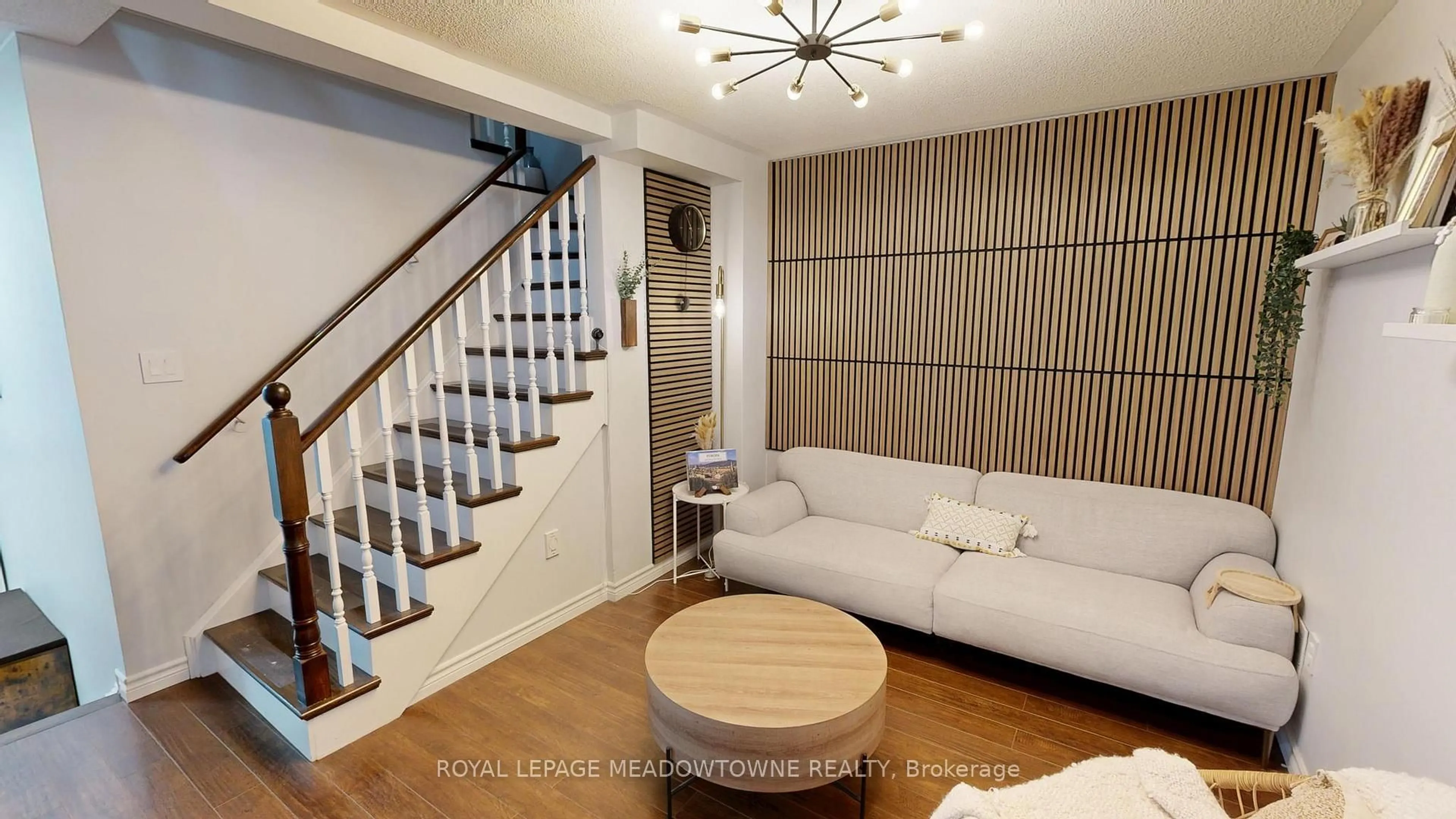 Living room with furniture, wood/laminate floor for 1591 South Parade Crt #2, Mississauga Ontario L5M 6G1