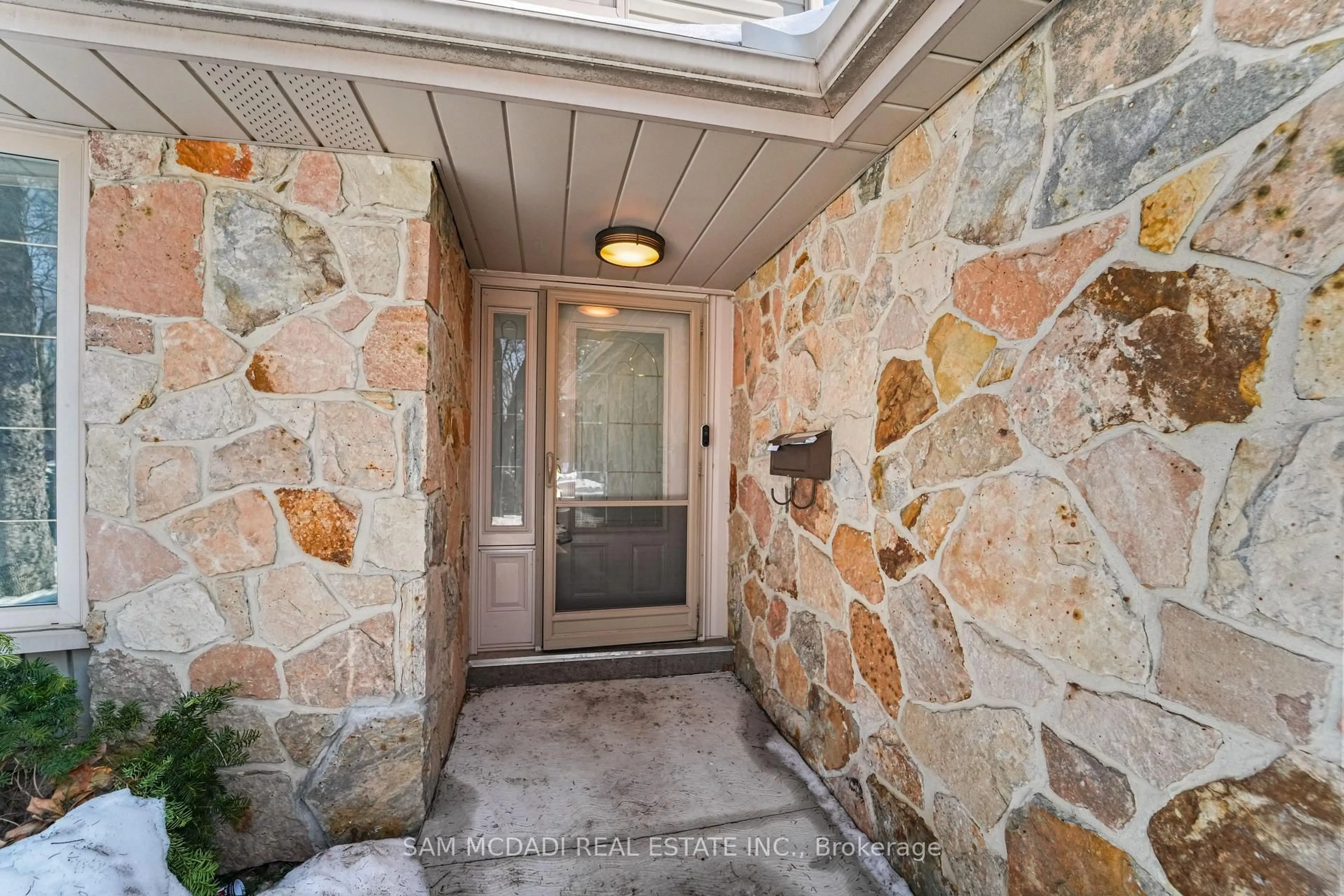 Indoor entryway for 44 Madrid Cres, Brampton Ontario L6S 2X4