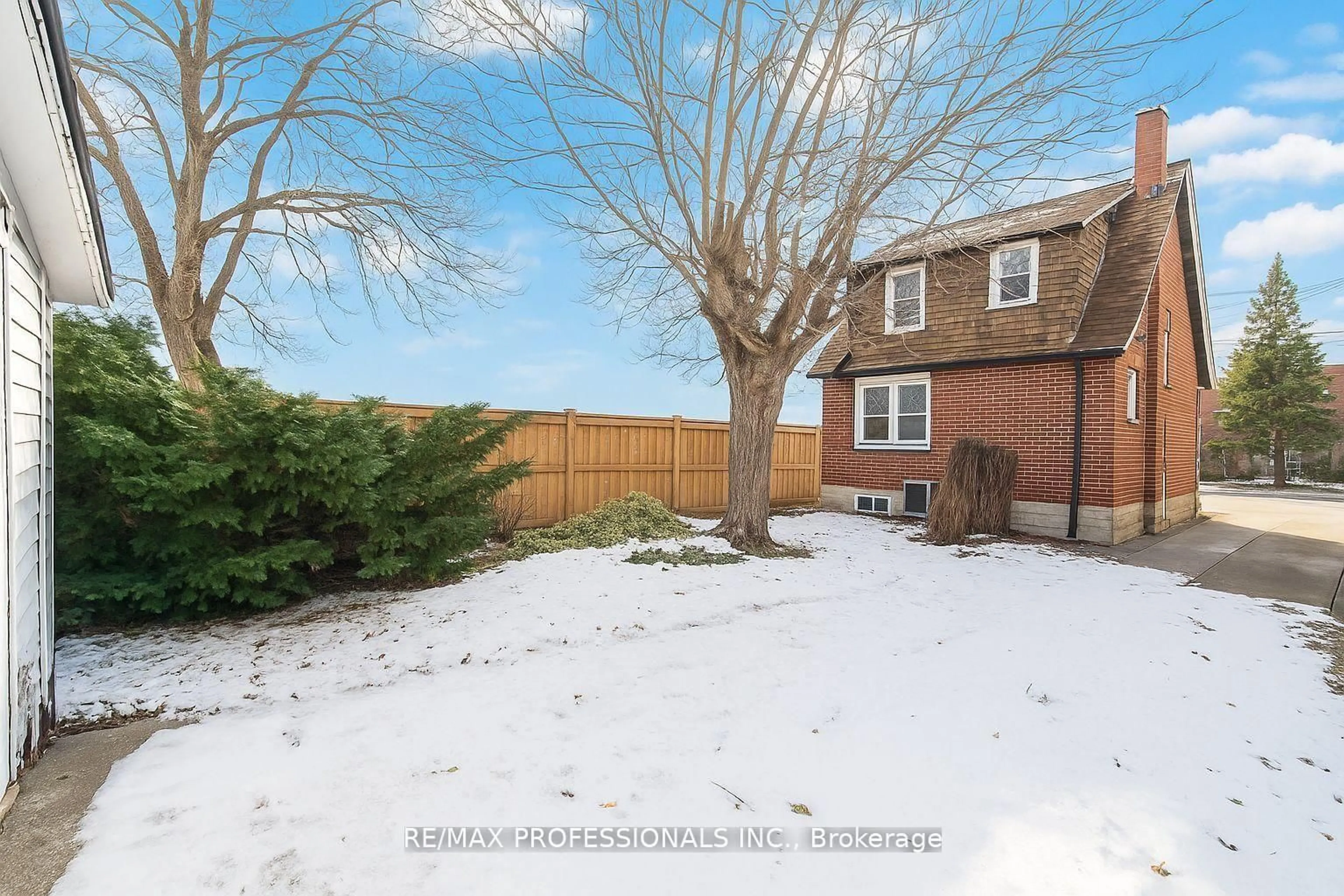 A pic from outside/outdoor area/front of a property/back of a property/a pic from drone, street for 40 Warren Cres, Toronto Ontario M6S 4S2